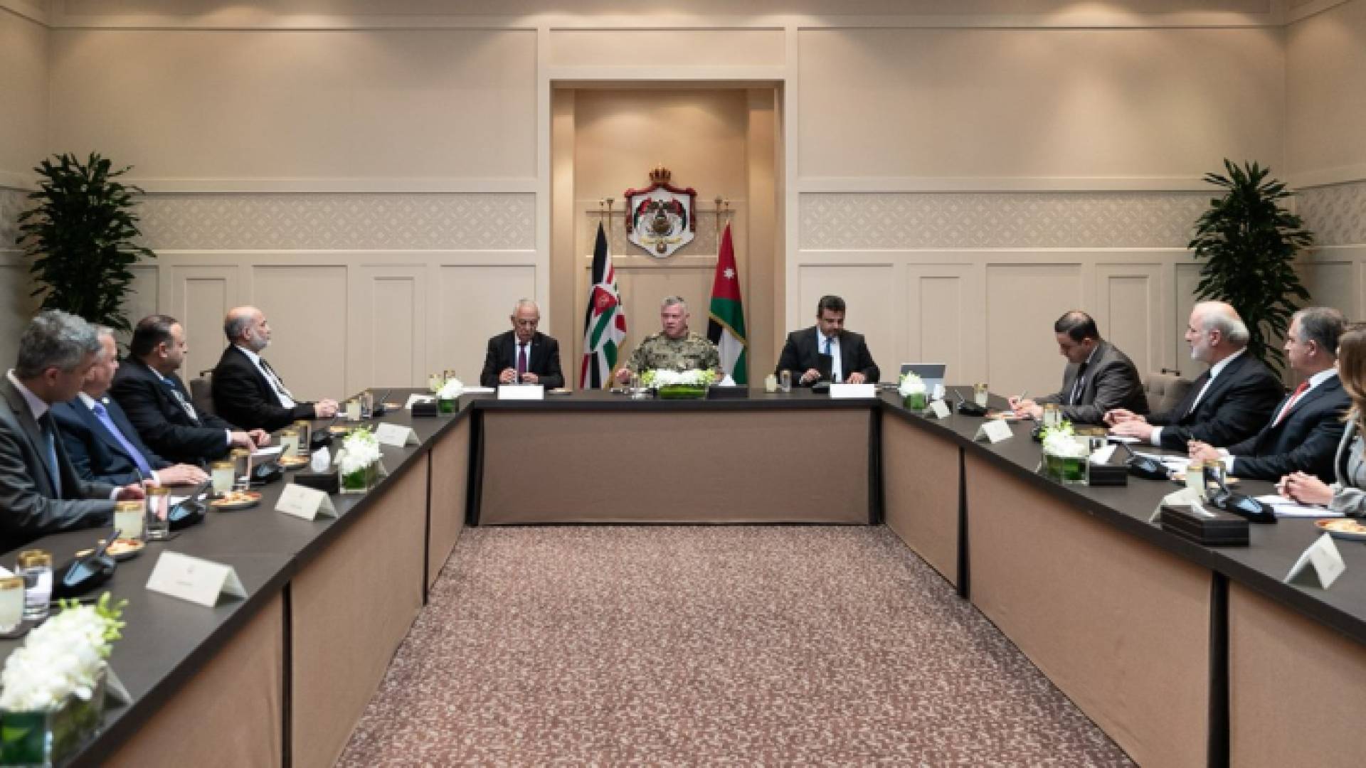 جلالة الملك عبدالله الثاني خلال لقائه سياسيين وإعلاميين