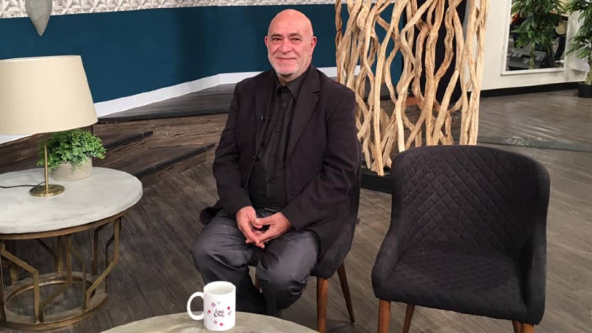 الفنان غسان المشيني خلال استضافته في برنامج حلوة يا دنبا