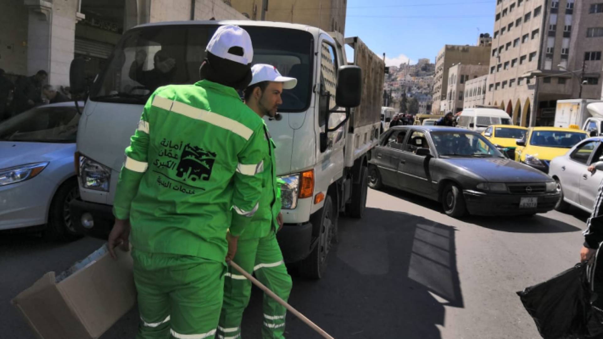 تعزيز أعمال النظافة ورحلات الباص المكوكي دعما لحملة "يلا على البلد"