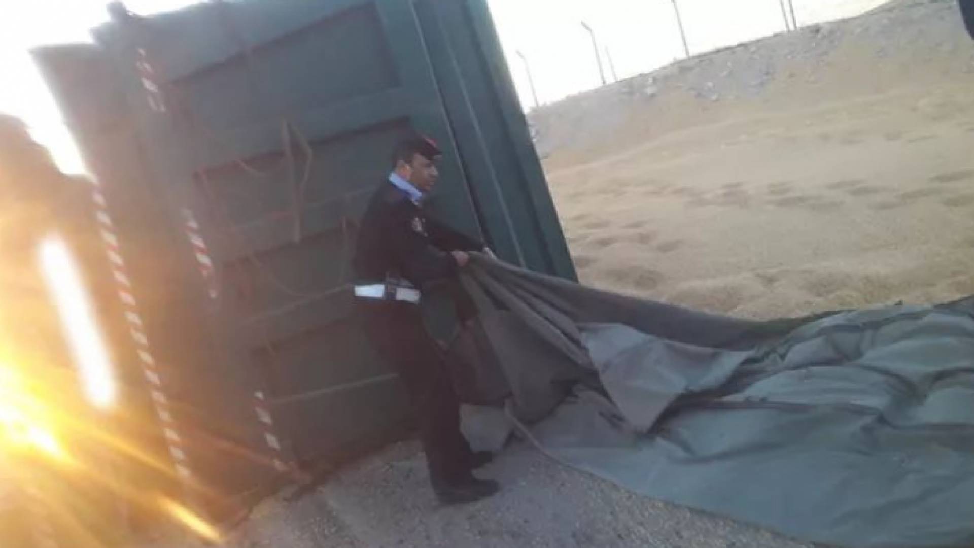 اصابة متوسطة بحادث تدهور لمركبة محملة بالحبوب في الزرقاء