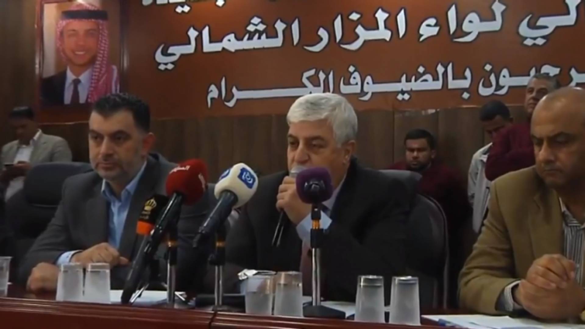 الفريق الحكومي يلتقي المتعطلين عن العمل في المزار الشمالي