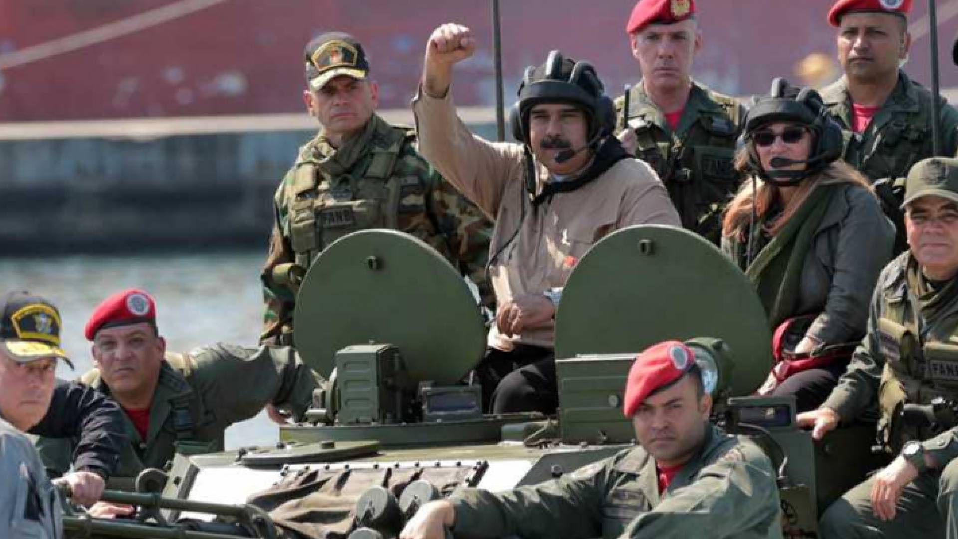 الرئيس الفنزويلي نيكولاس مادور مع عدد م