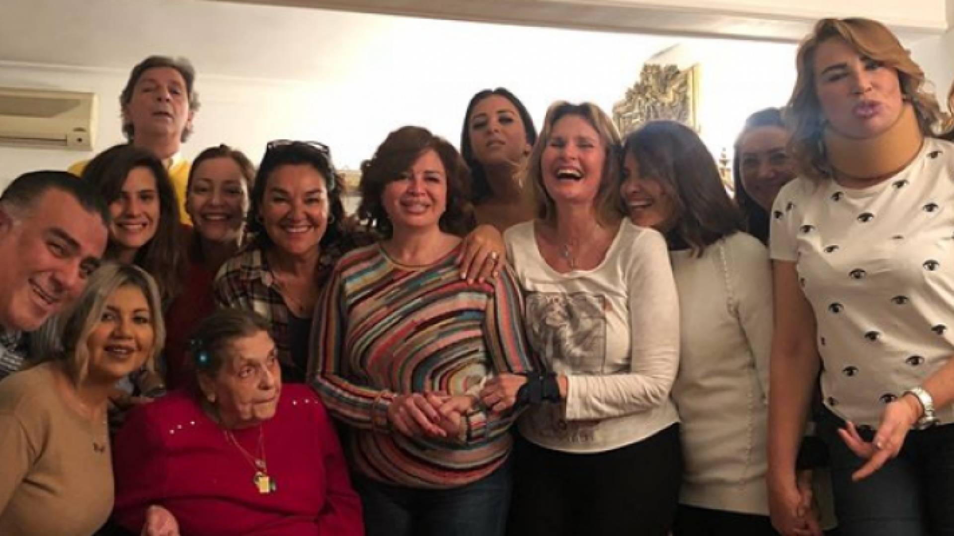 يسرا تحتفل بعيد ميلادها الـ 68