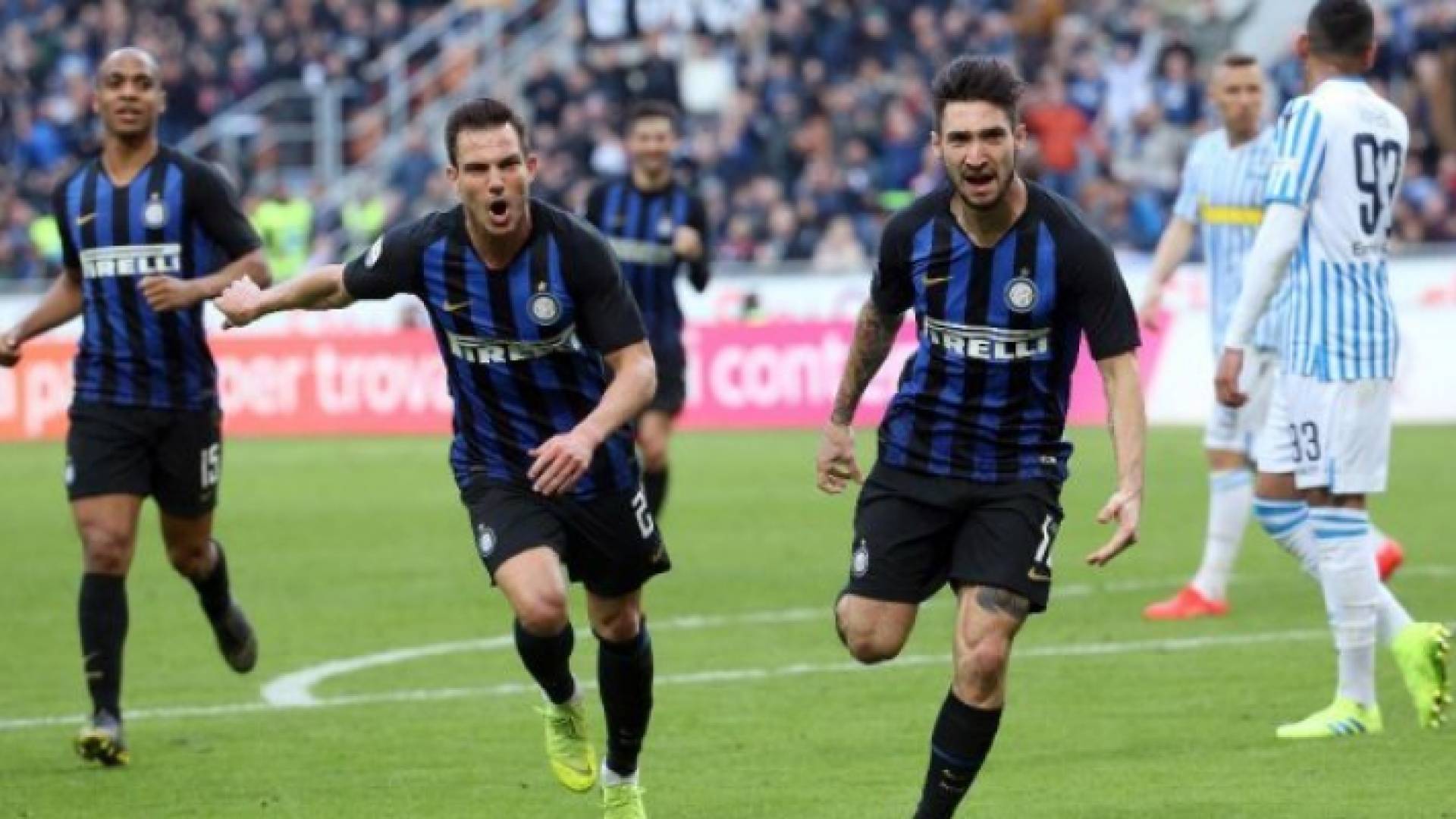 إنتر يتخطى سبال بصعوبة ويقلص الفارق مع ميلان