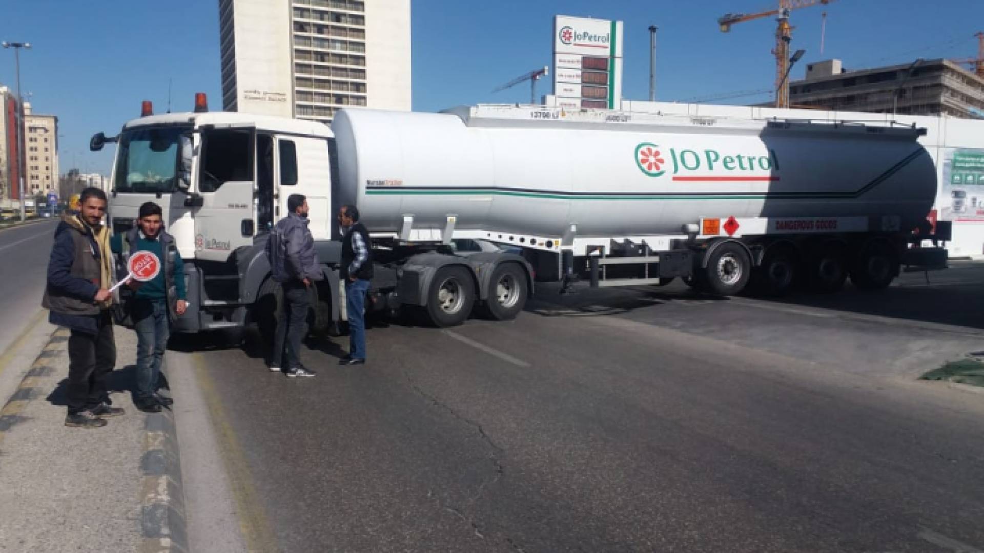 الصهريج تعطل وأغلق الطريق بشكل كامل