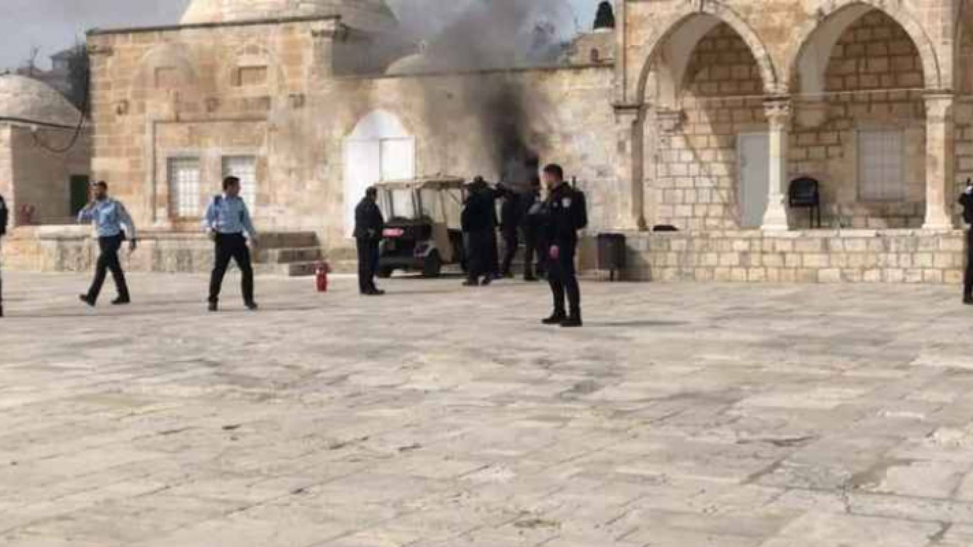 الاحتلال يغلق بوابات المسجد الأقصى