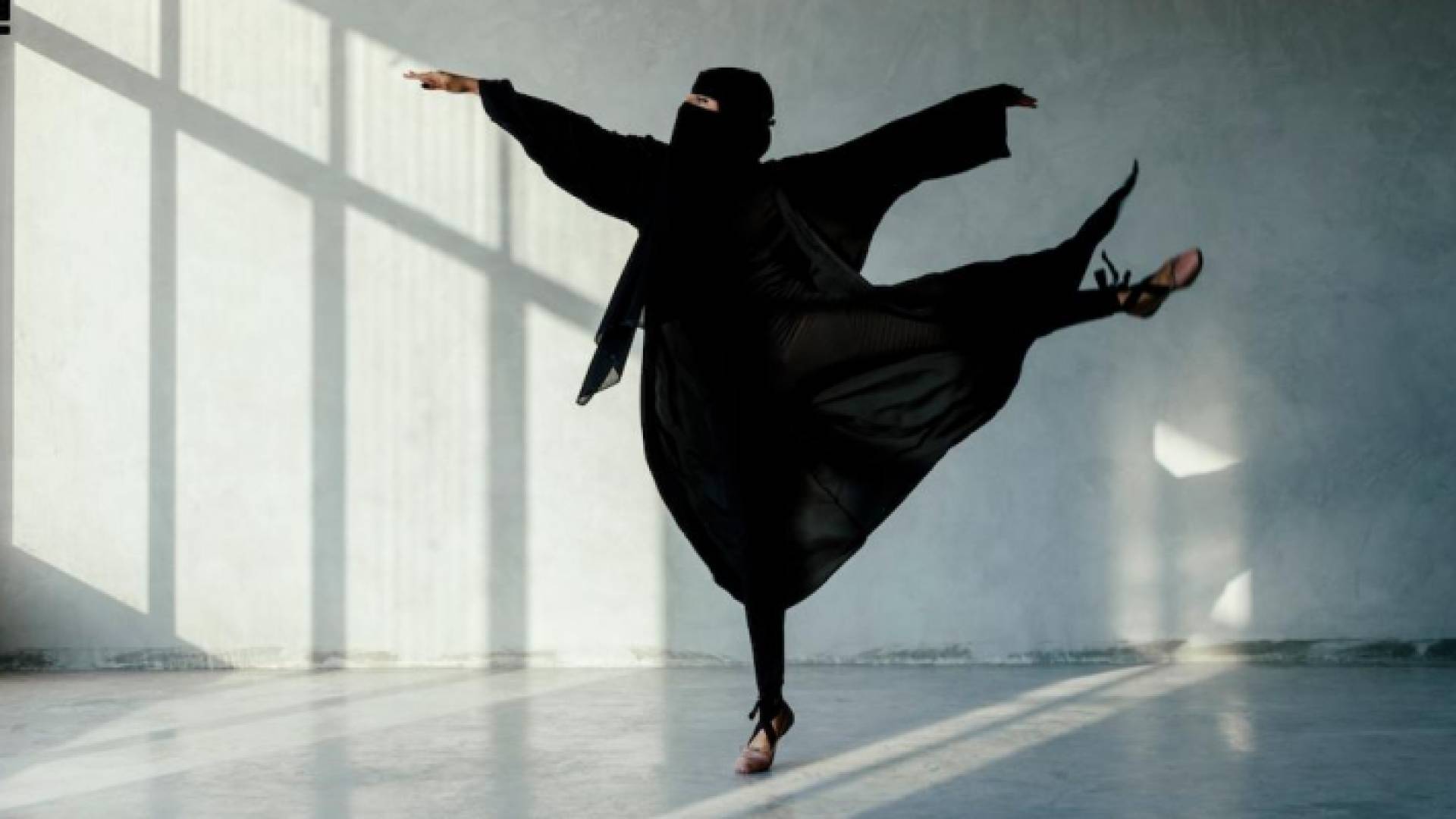 المصور يؤكد أنه يحاول تغيير الصورة النمطية عما يمكن أن تفعله المرأة المنقبة