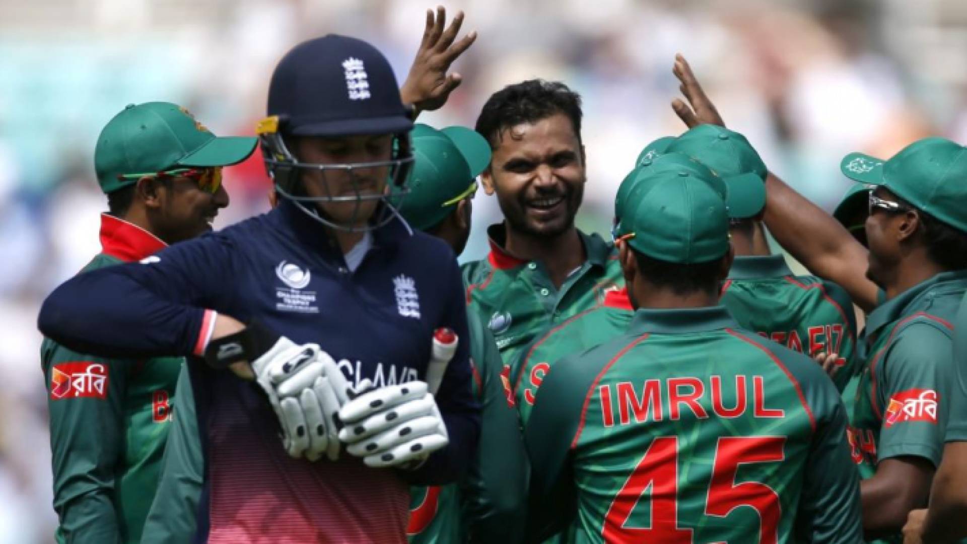 كان الفريق البنغالي في حافلة تقترب من مسجد النور لأداء صلاة الجمعة