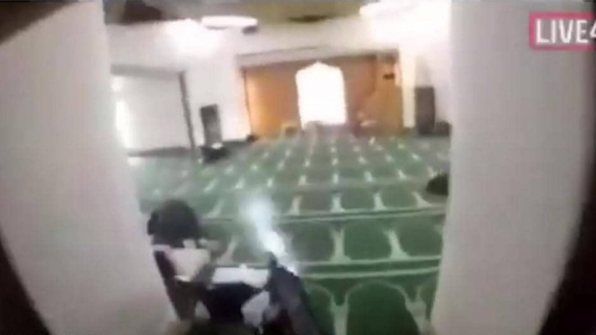 صورة من المسجد المستهدف - لحظة تنفيذ الهجوم الارهابي