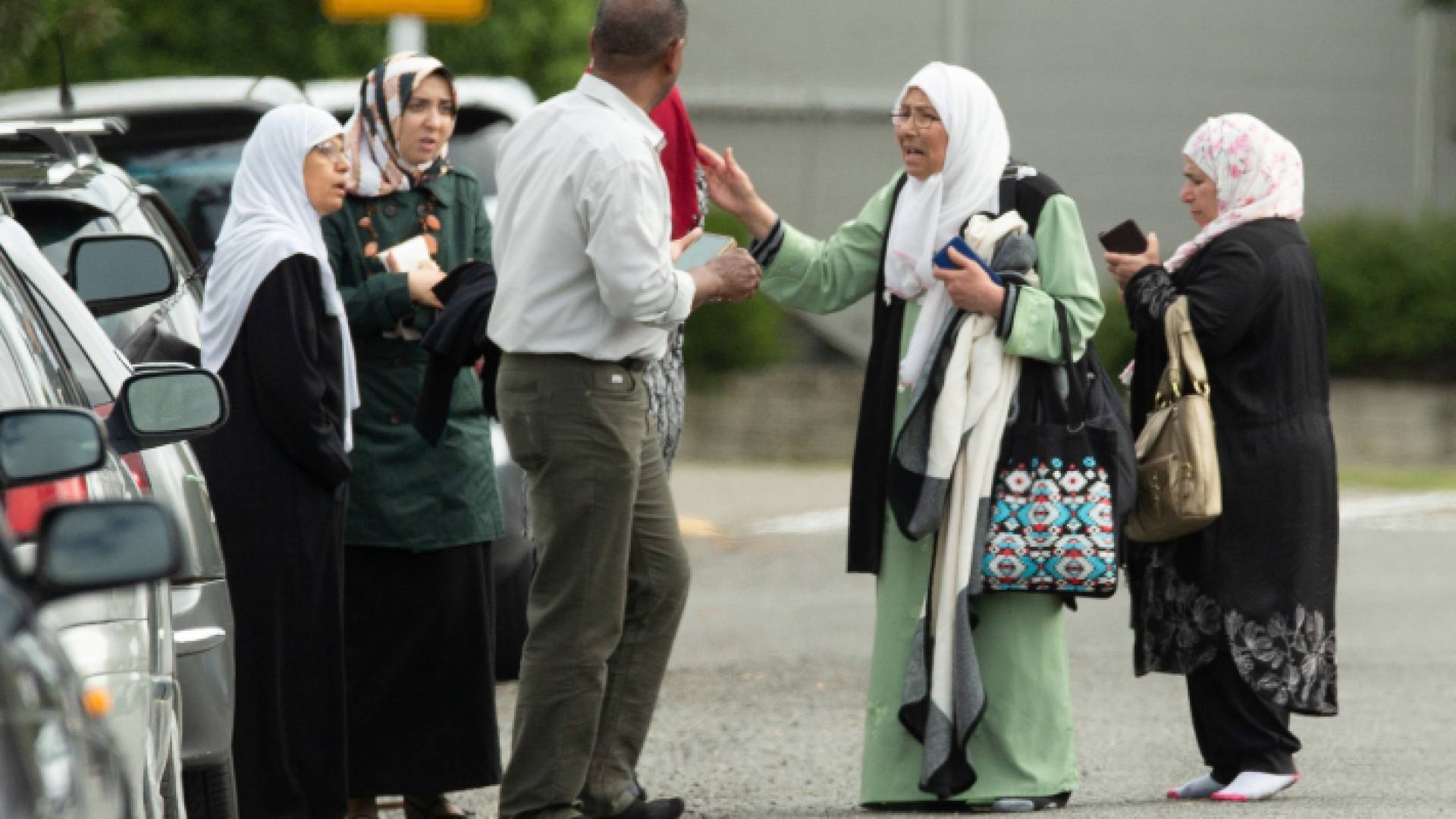 عائلات تسأل عن ذويها بعد مجزرة نيوزيلندا