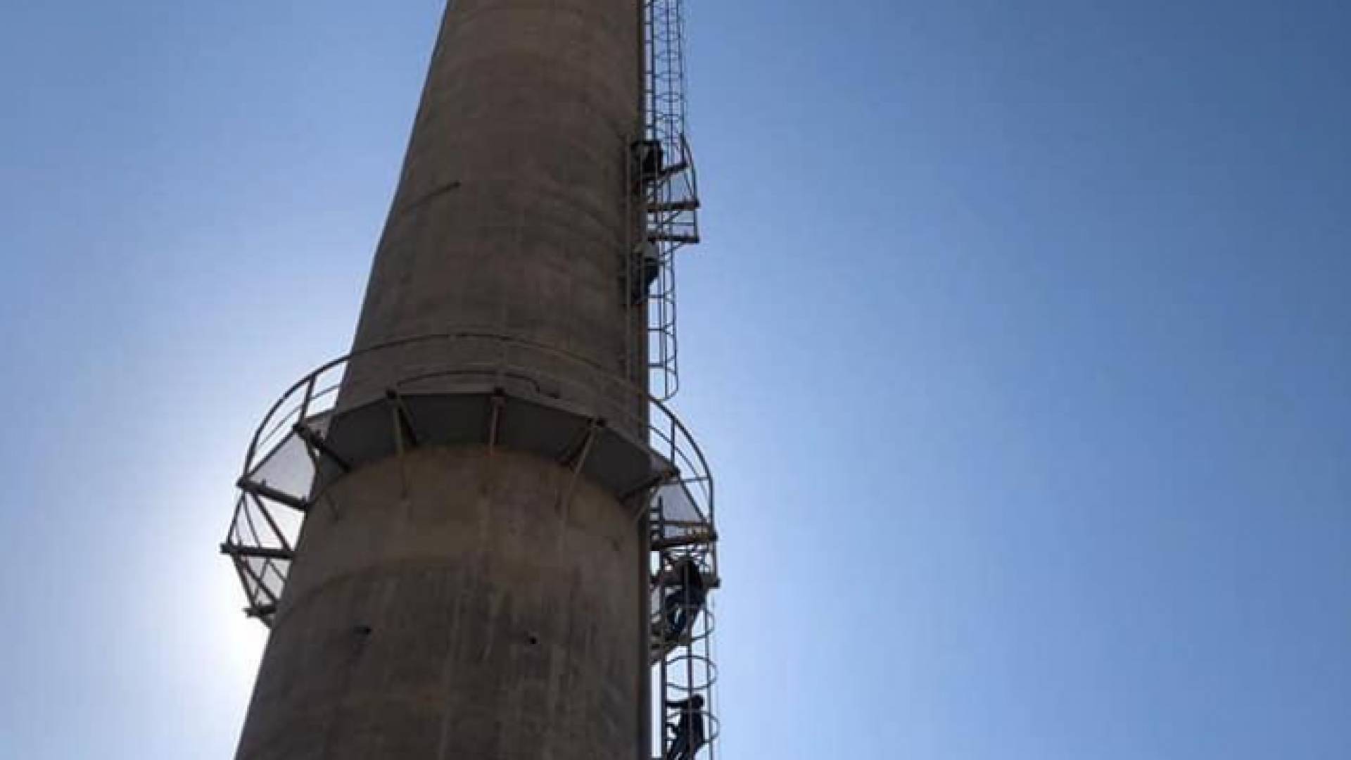 15 شاب يصعدون على مداخن شركة الفوسفات ويهددون بالانتحار (مراسل رؤيا)