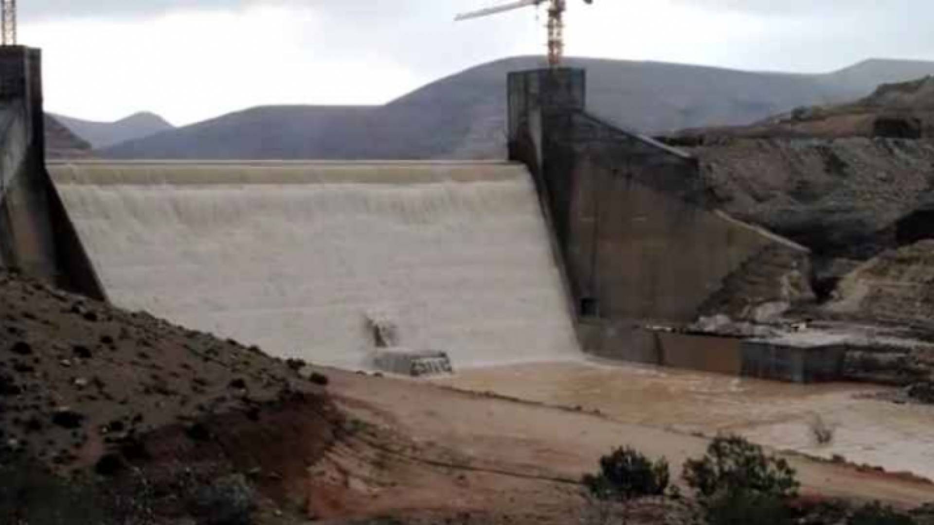 فيضان سد الواله بعد امتلائه صباح الأحد