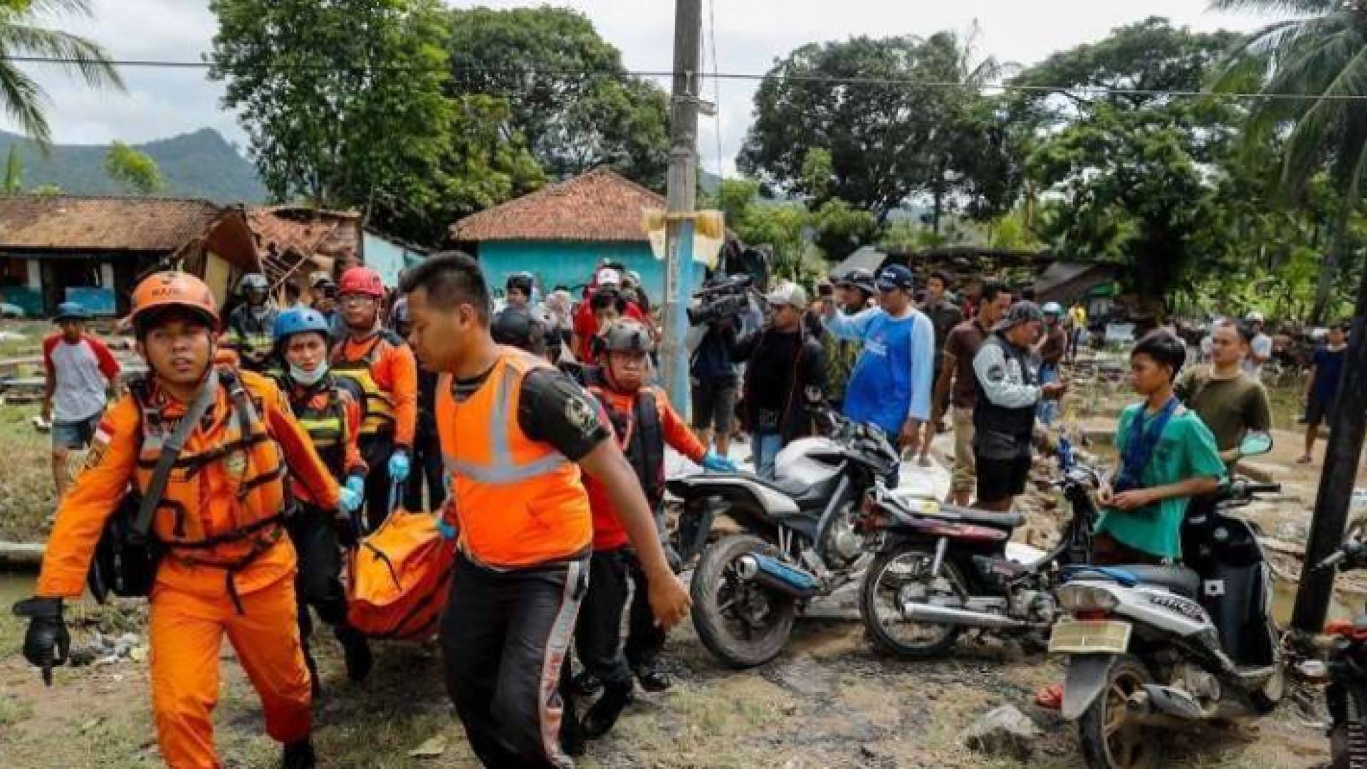 ضحايا فيضانات اندونيسيا