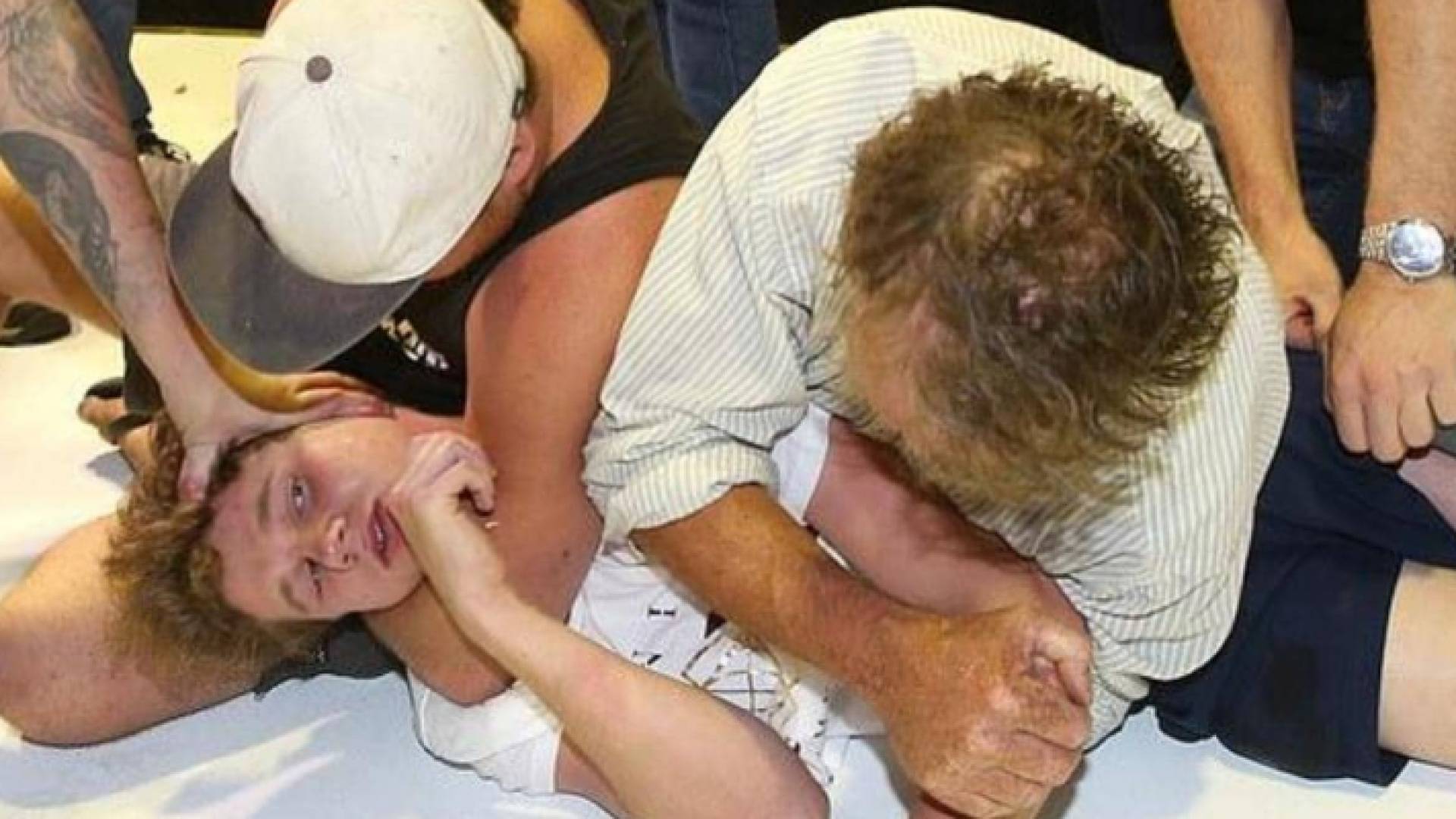 "لويل كونوللي" الشاب الذي رمى بيضة على رأس النائب الاسترالي