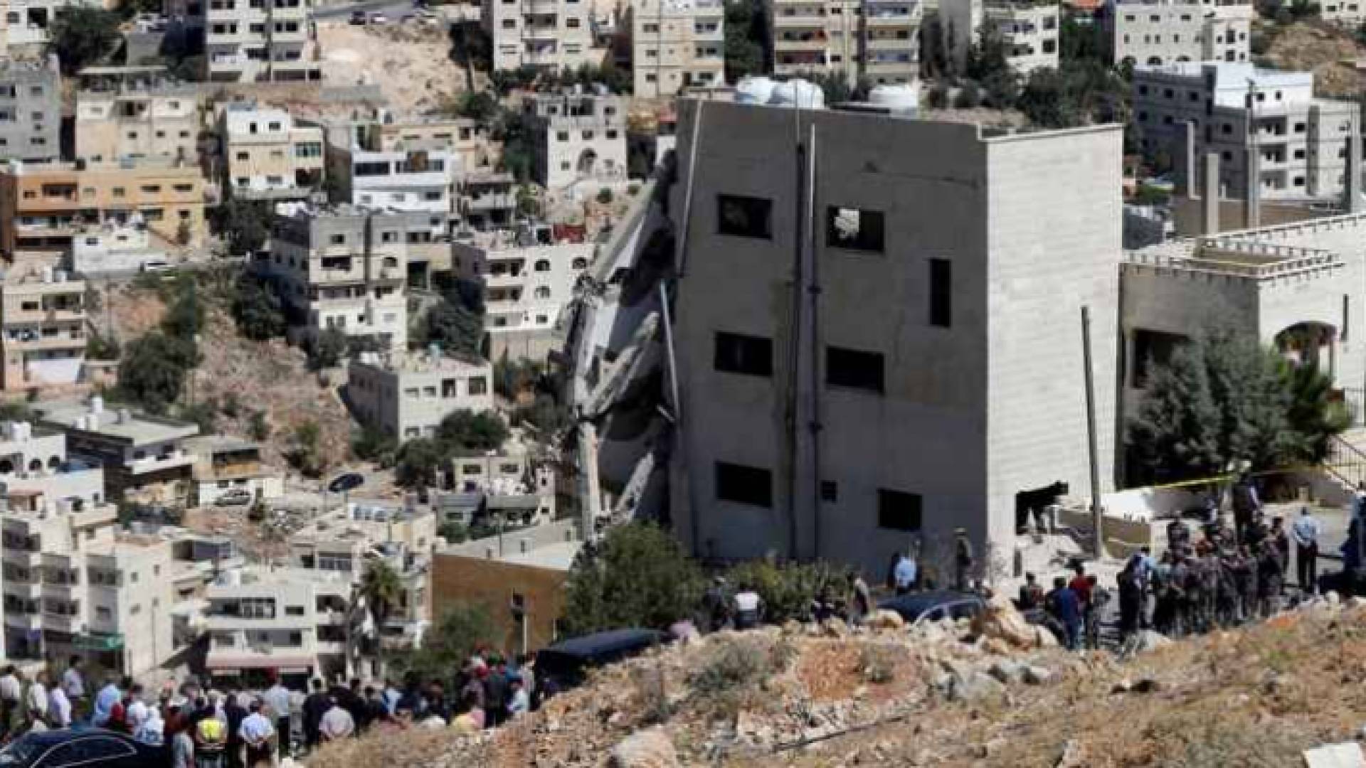 صورة من موقع البناية التي تحصن بها عناصر خلية السلط - ارشيفية