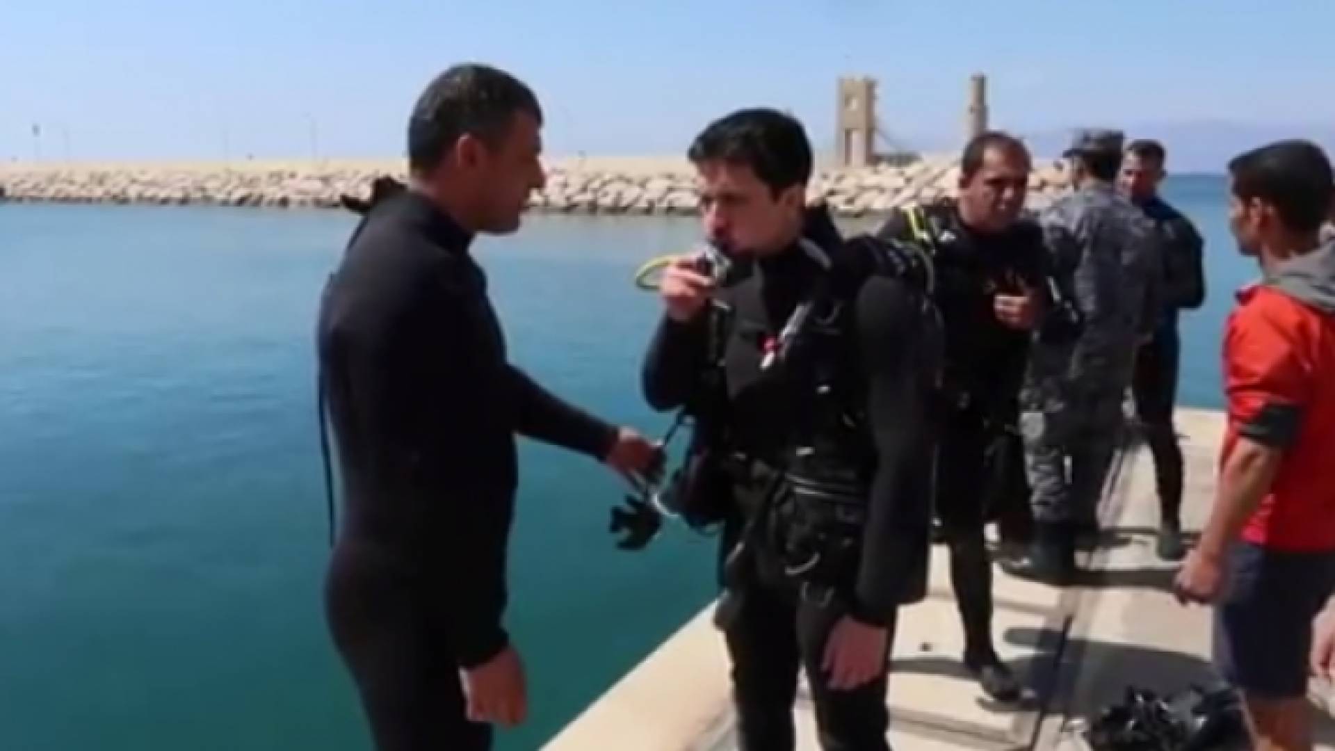 ولي العهد بعد إنهائه دورة الغطس وقيادة القوارب في العقبة