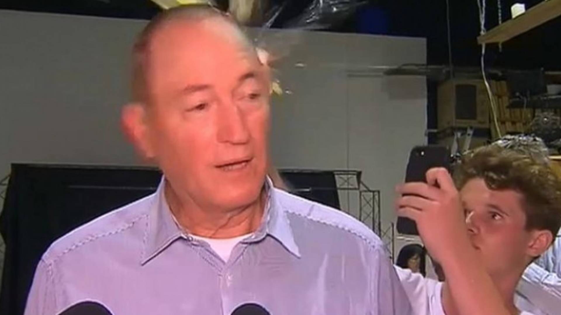 "لويل كونوللي" الشاب الذي رمى بيضة على رأس النائب الاسترالي