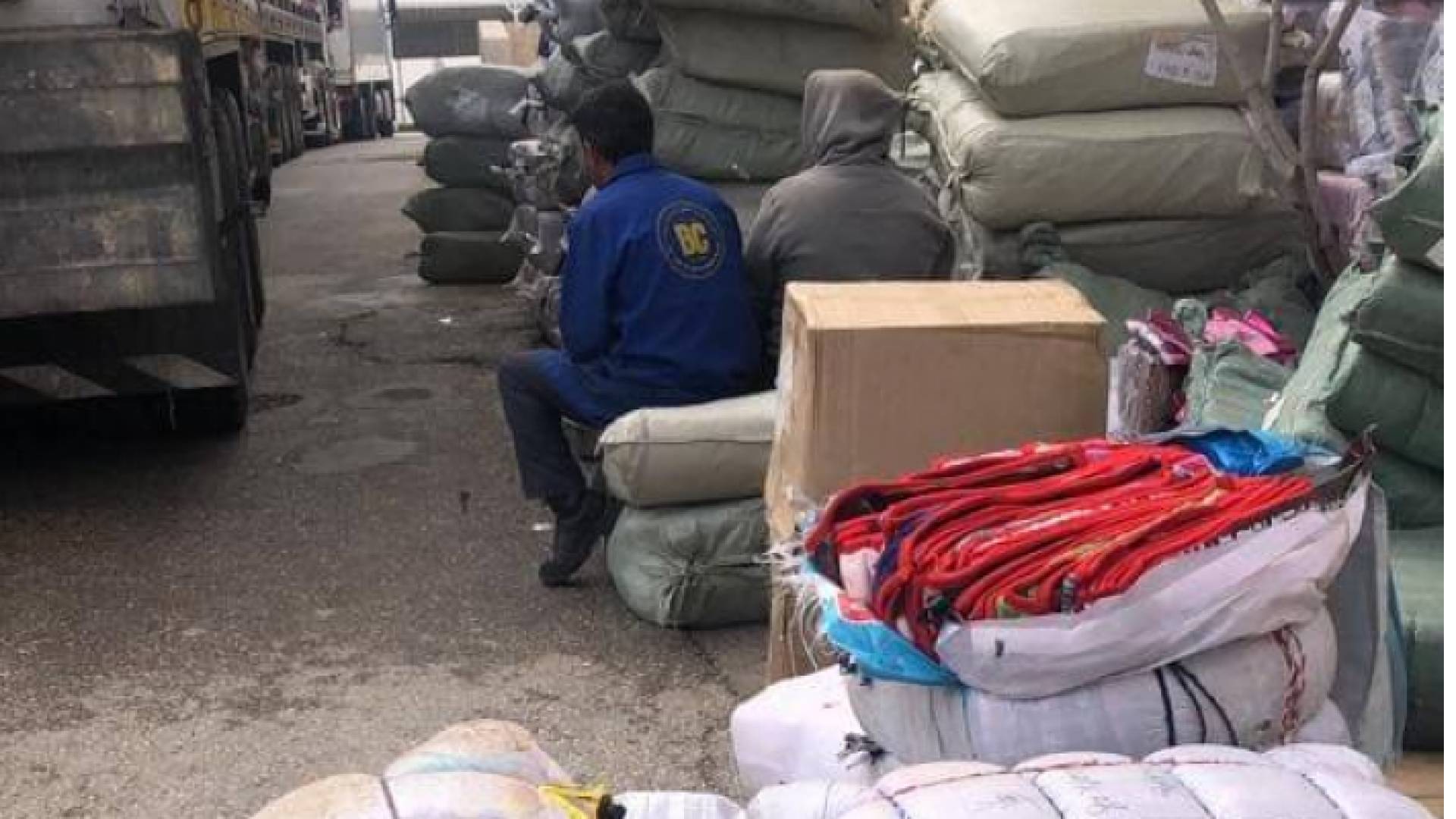 الجمــــارك تحبط تهريب ألبسة ومواد غذائية مختلفة