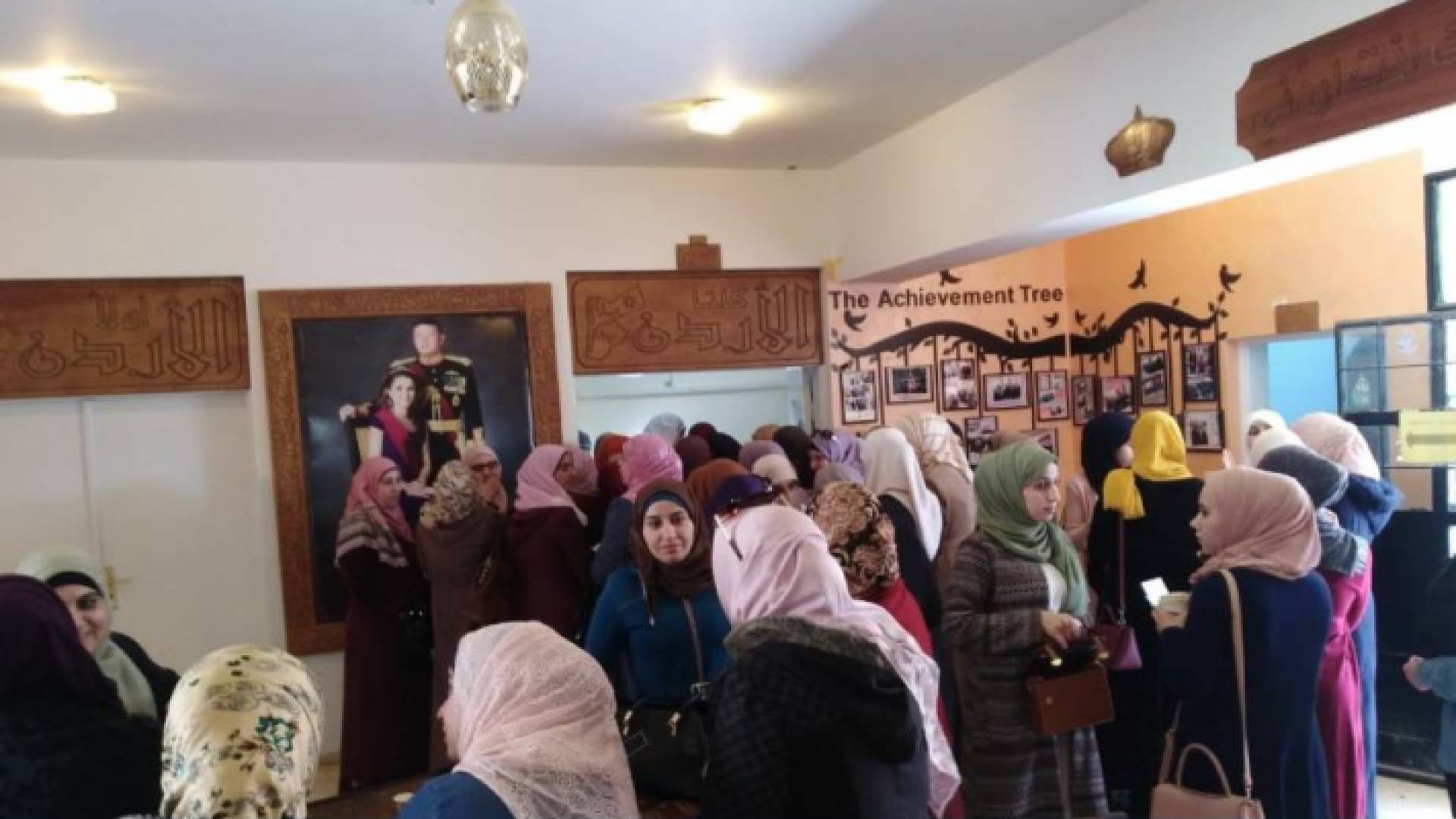 ازدحام الناخبين أمام مركز الاقتراع في أحد مدارس اربد