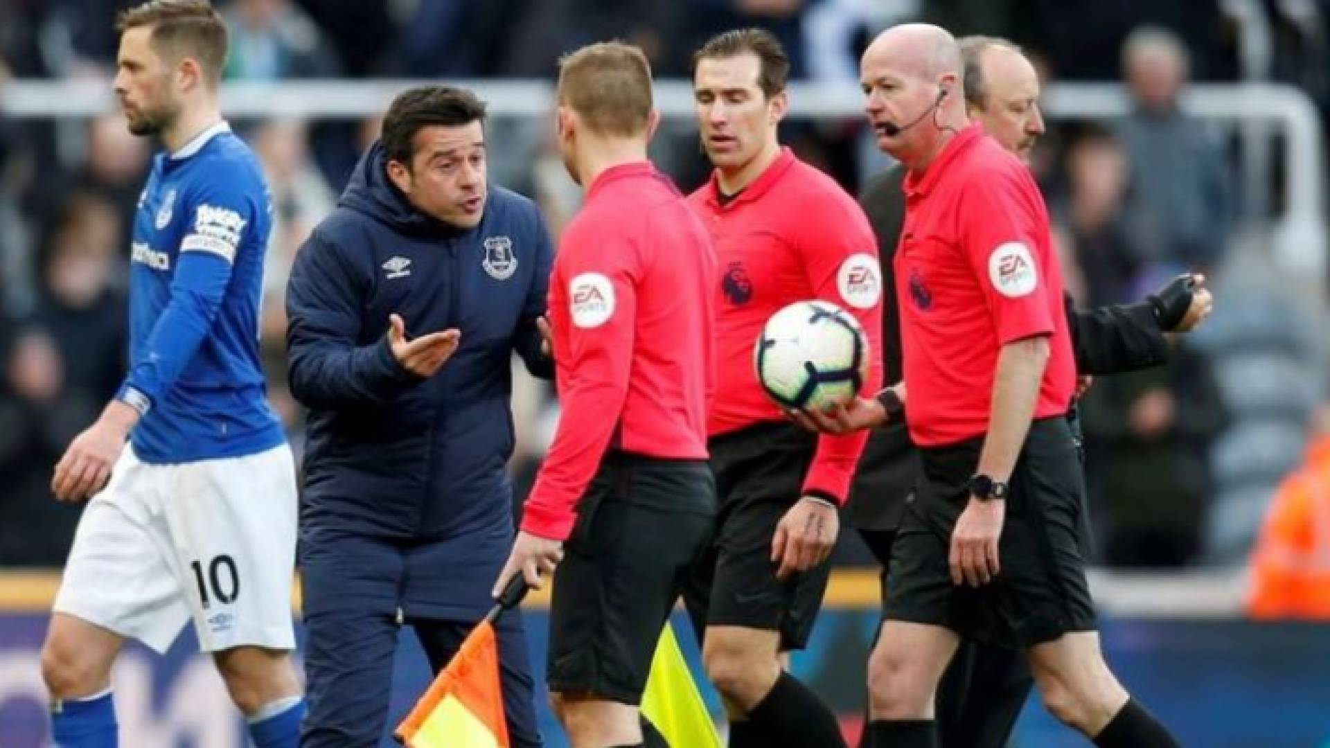 سيلفا مدرب إيفرتون يحتج على التحكيم