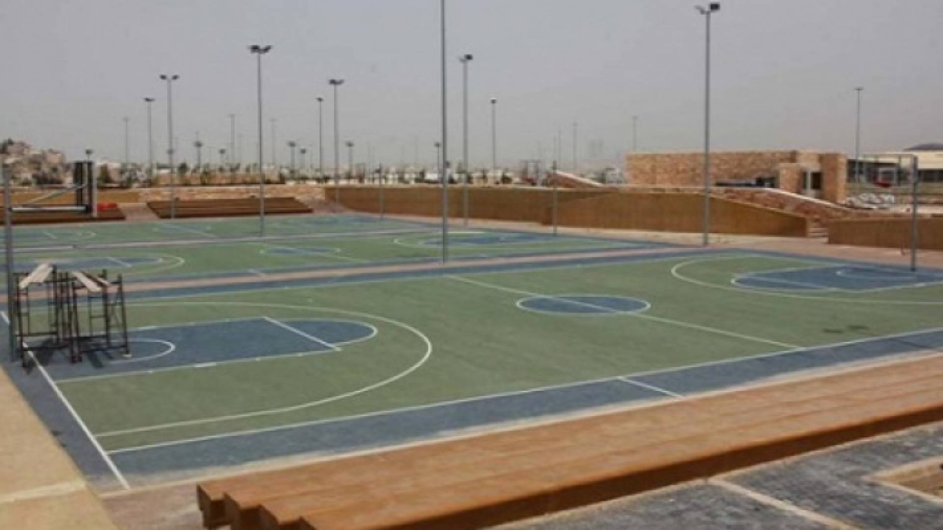 العمل جار على تنفيذ 8 ملاعب خماسية لكرة قدم ، وثلاث ملاعب لكرة السلة