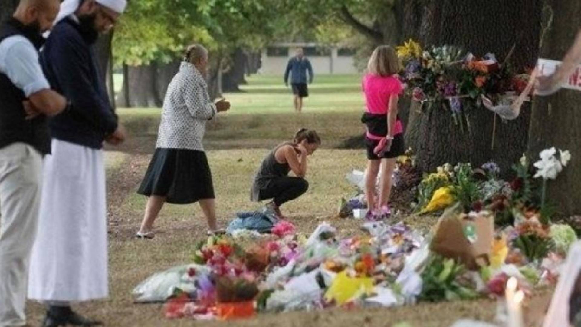 يجري غسل جثامين ضحايا الهجمات وتجهيزها للدفن وفقا للشعائر الإسلامية