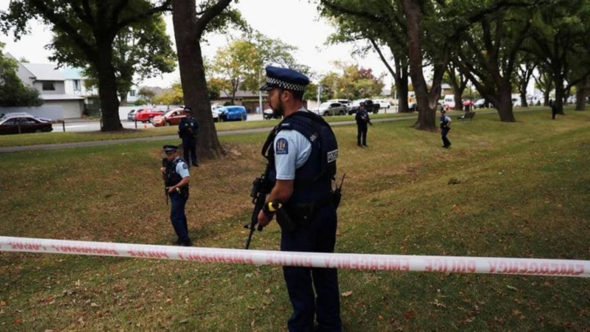 قوات الشرطة تنتشر في موقع حدوث العمل الإرهابي الجمعة الماضي