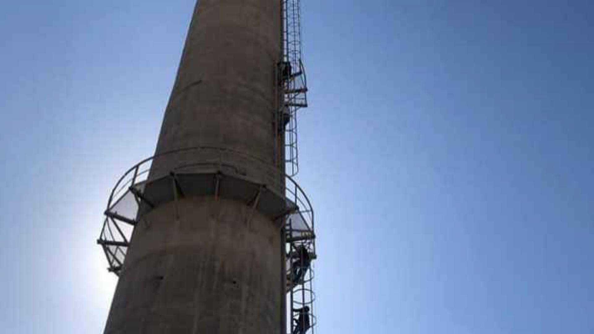 عاملون لدى مقاول يعتذرون عن تسلقهم مداخن الفوسفات بالعقبة