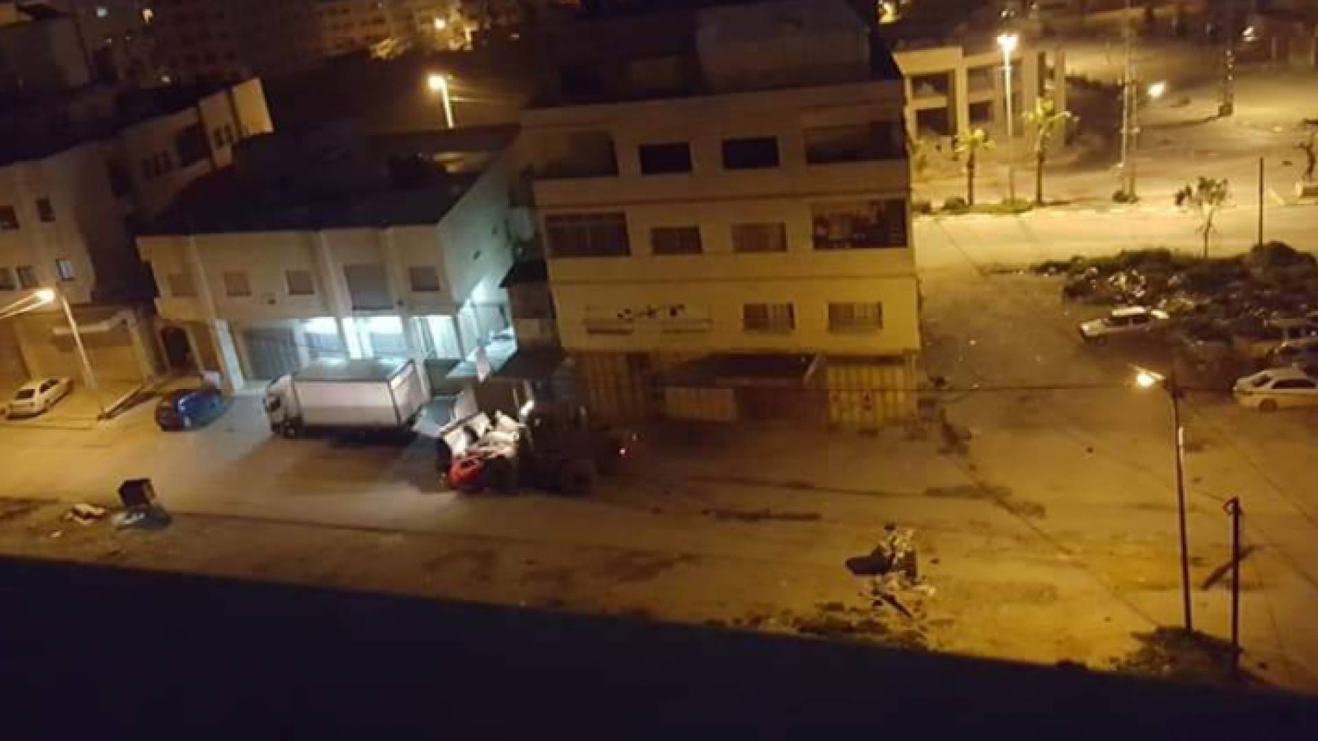 لحظة تحطيم جرافة الاحتلال للمركبة التي استقلها الشهيدان