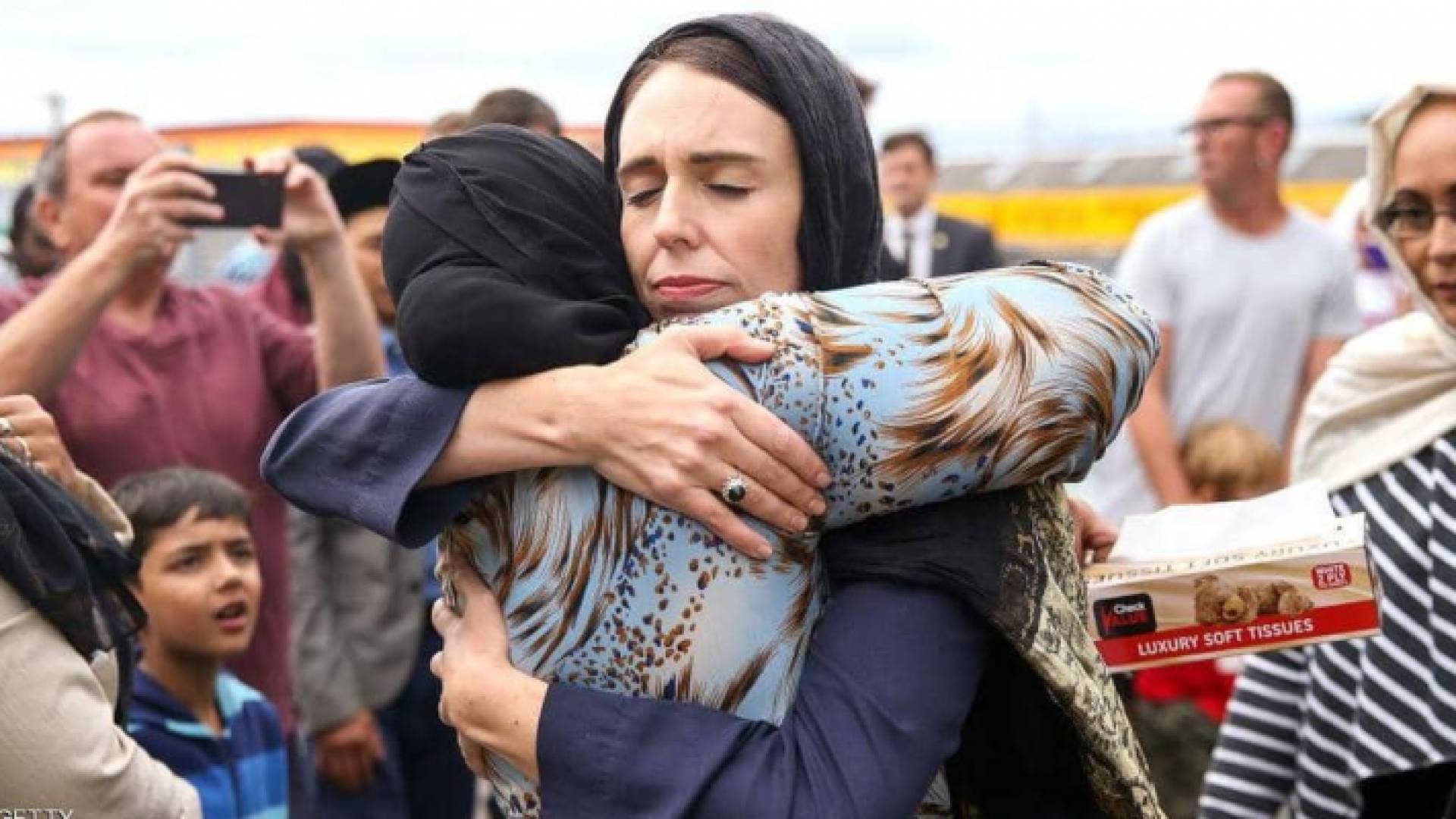 رئيسة وزراء نيوزيلندا خلال زيارتها عائلات الضحايا