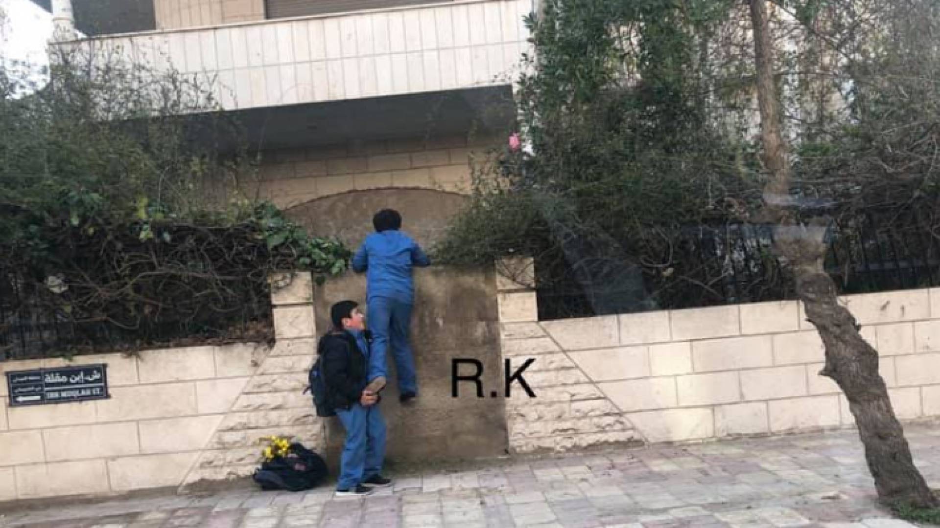 هذا ما فعله طفلان لا يملكان ثمن هدية لعيد الأم بعمان