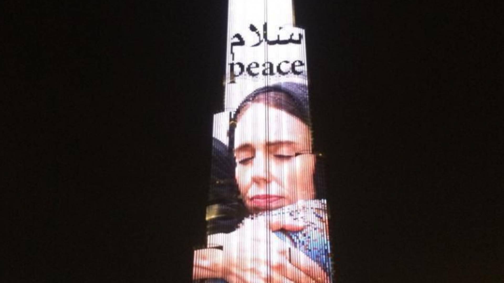برج خليفة يتزين بصورة رئيسة وزراء نيوزيلندا "محجبة"