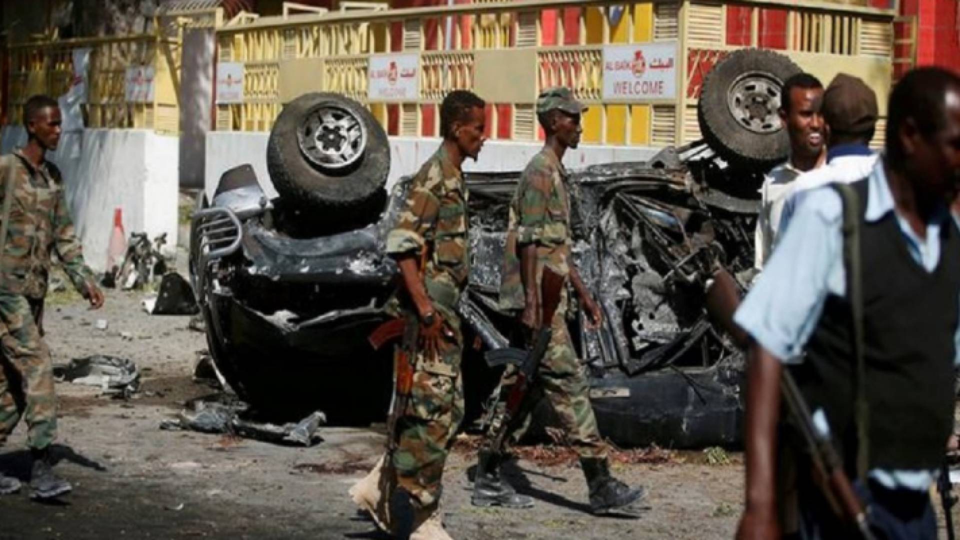 عناصر من الجيش يمشطون موقع الهجوم بالعاصمة مقديشيو في الصومال-