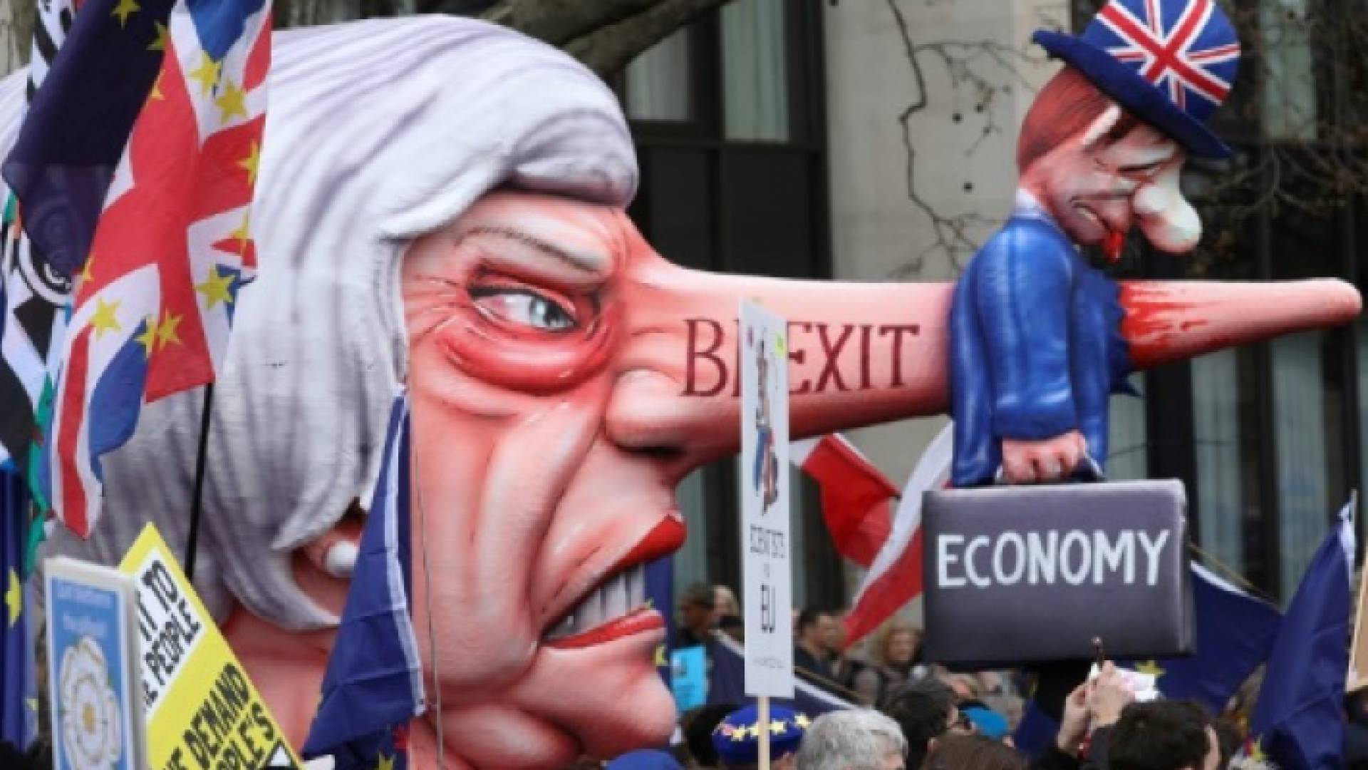 مجسم كاريكاتوري لتريزا ماي حمله المتظاهرون في شوارع لندن