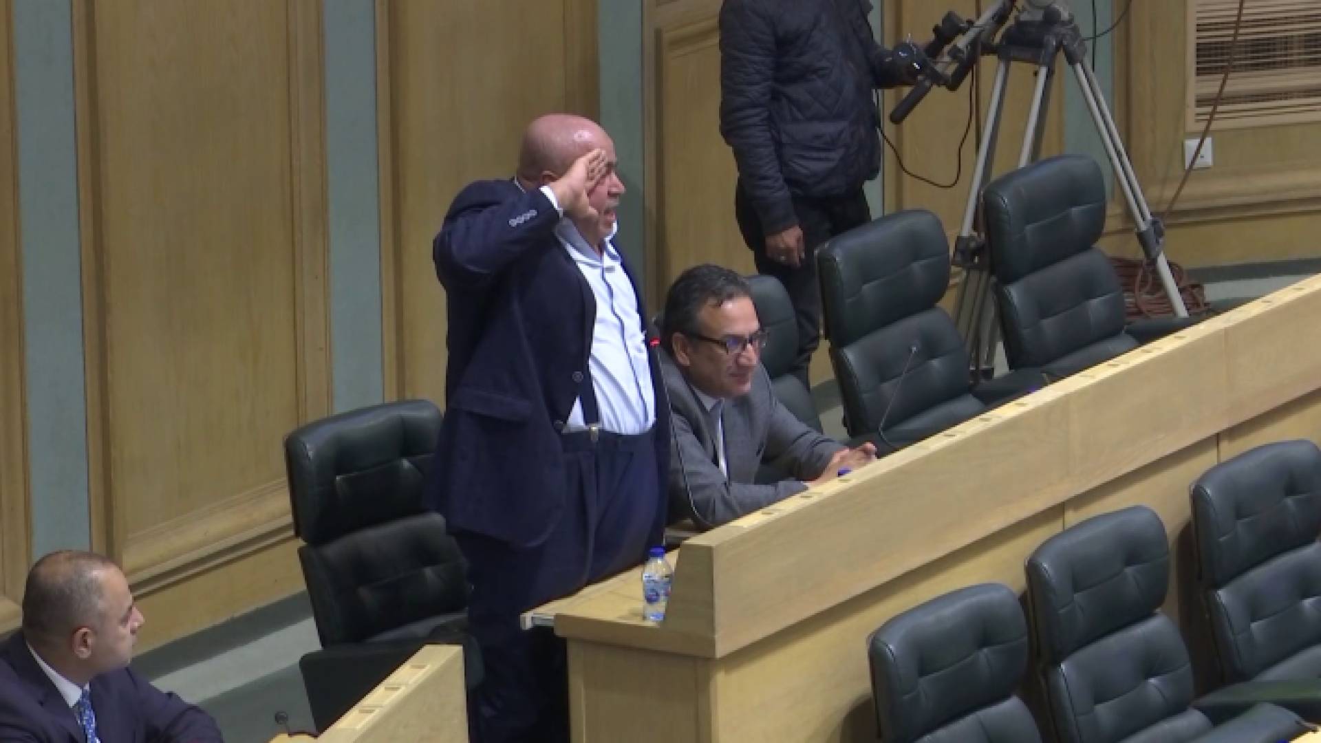 النائب خليل عطية يؤدي التحية العسكرية مرة أخرى للشهيد أبو ليلى