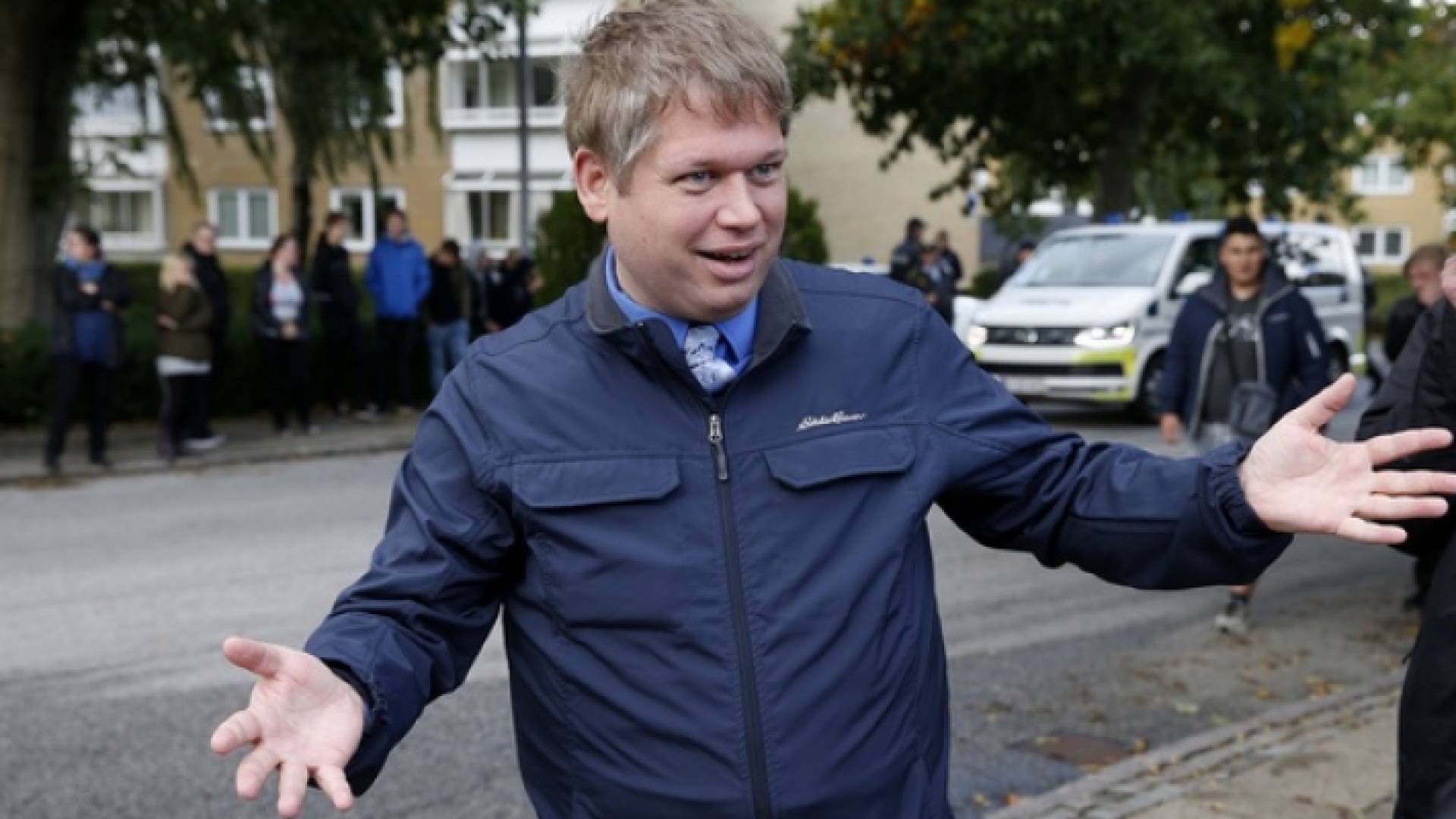 رئيس حزب دنماركي يحرق القرآن