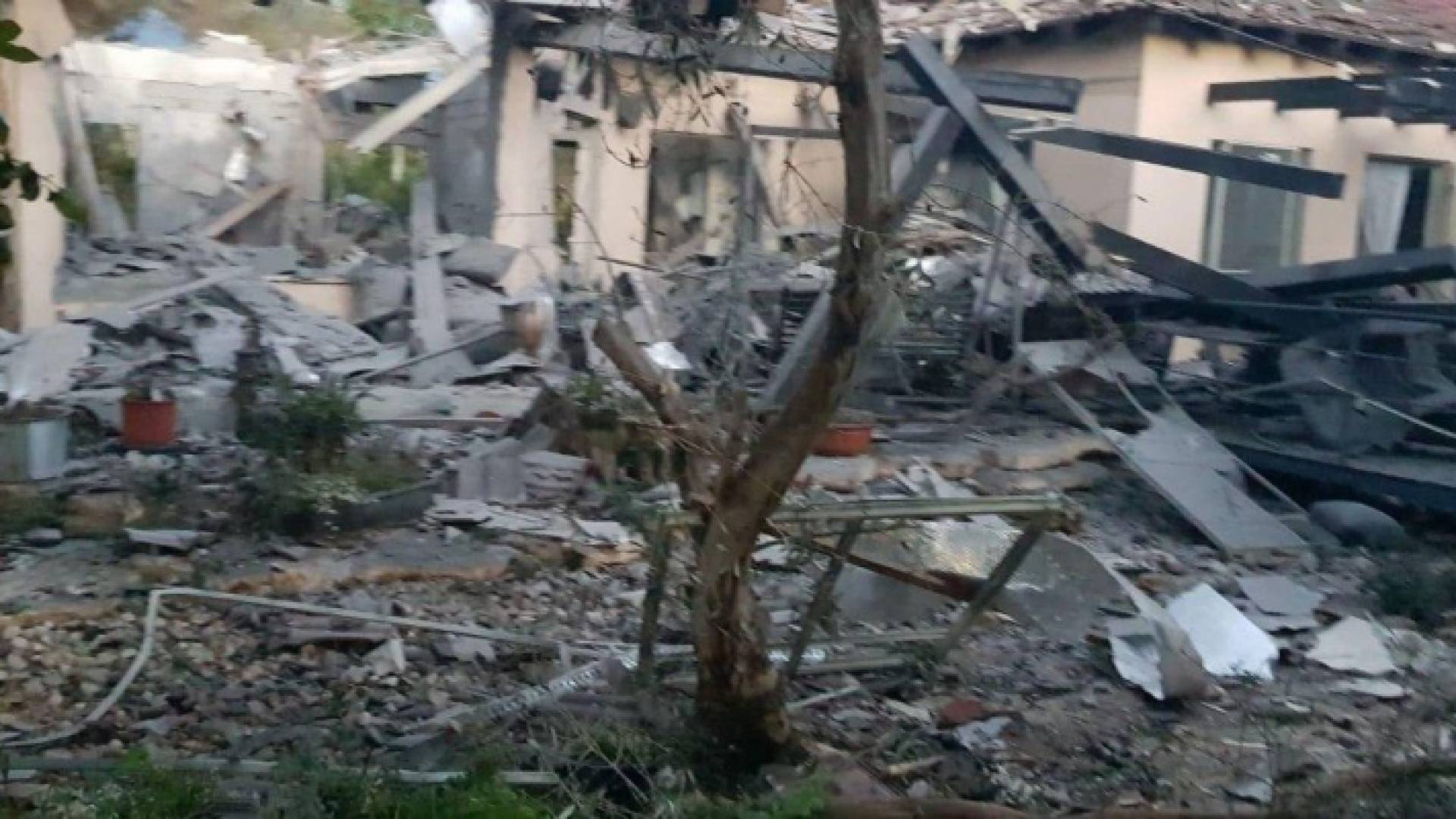 الدمار الذي خلفه سقوط صاروخ على منطقة "هشارون" شمال "تل أبيب"