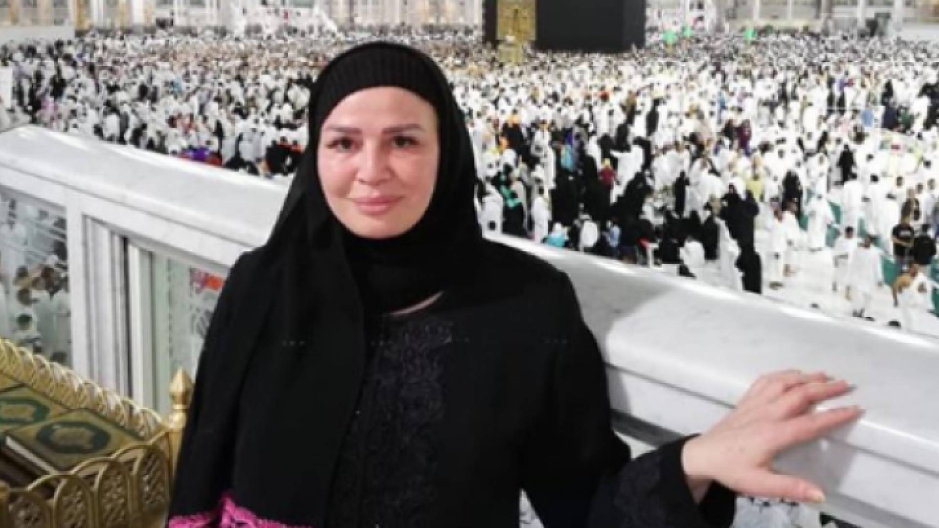 الهام شاهين تؤدي العمرة