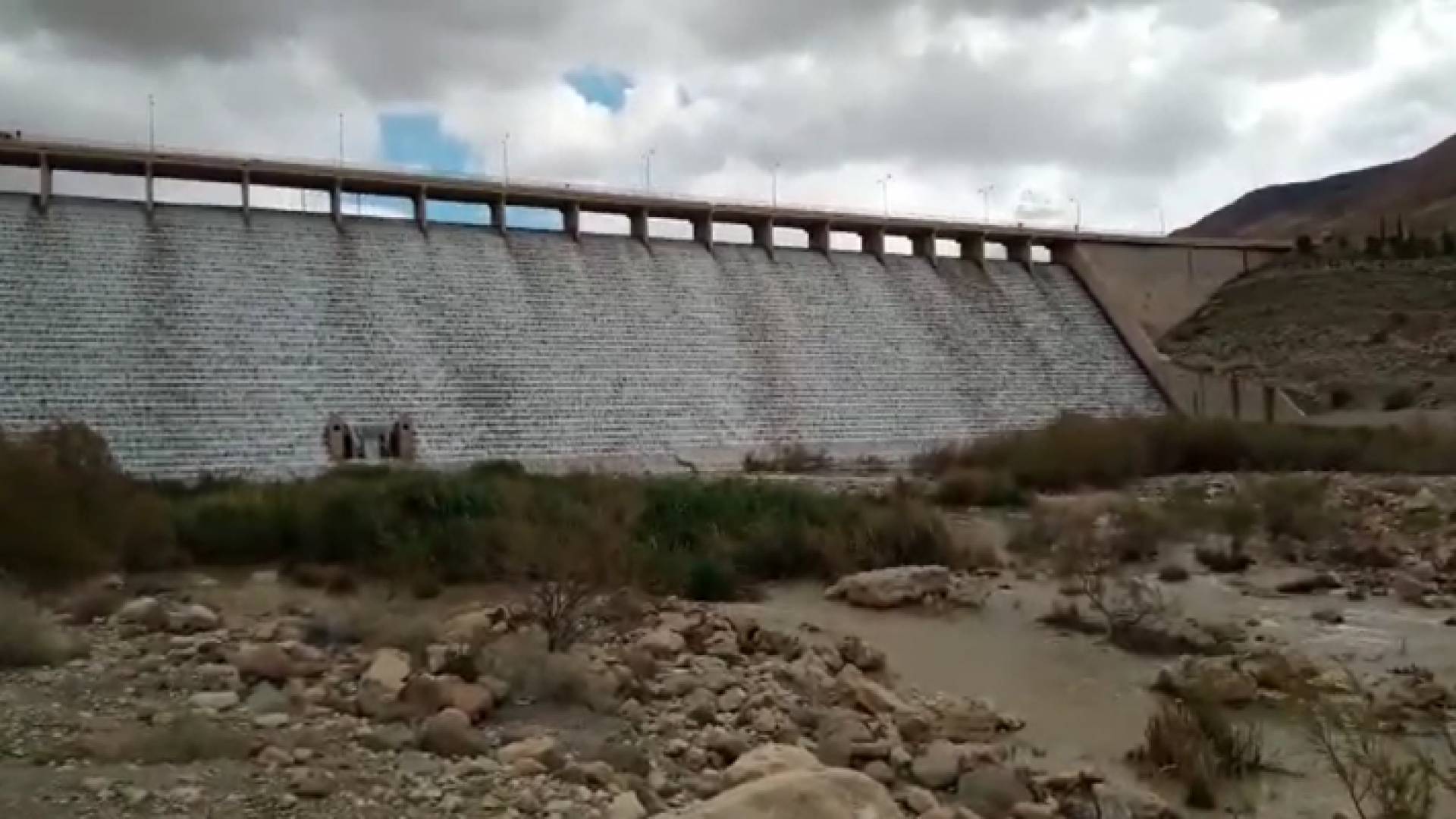 لأول مرة في آن واحد مياه 4 سدود تفيض في الأردن