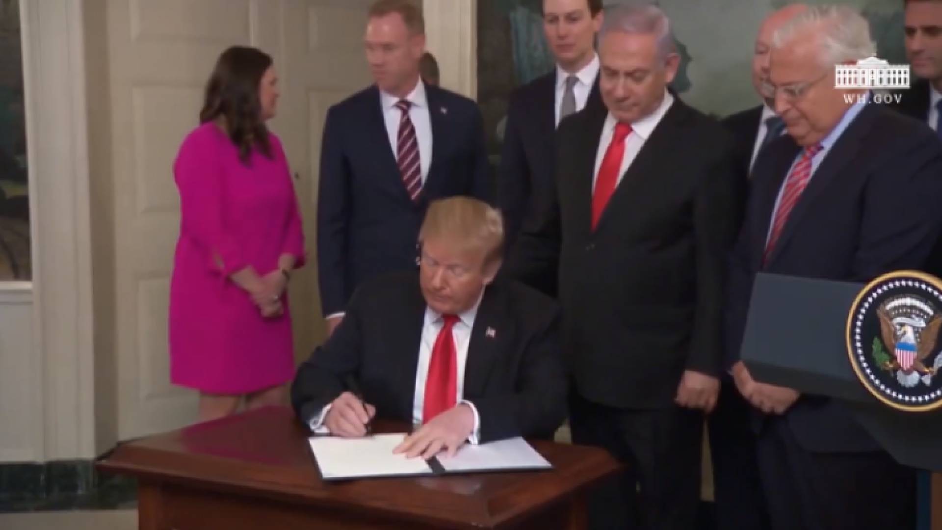 ترمب لدى مصادقته على اعتبار ان الجولان تابع للاحتلال