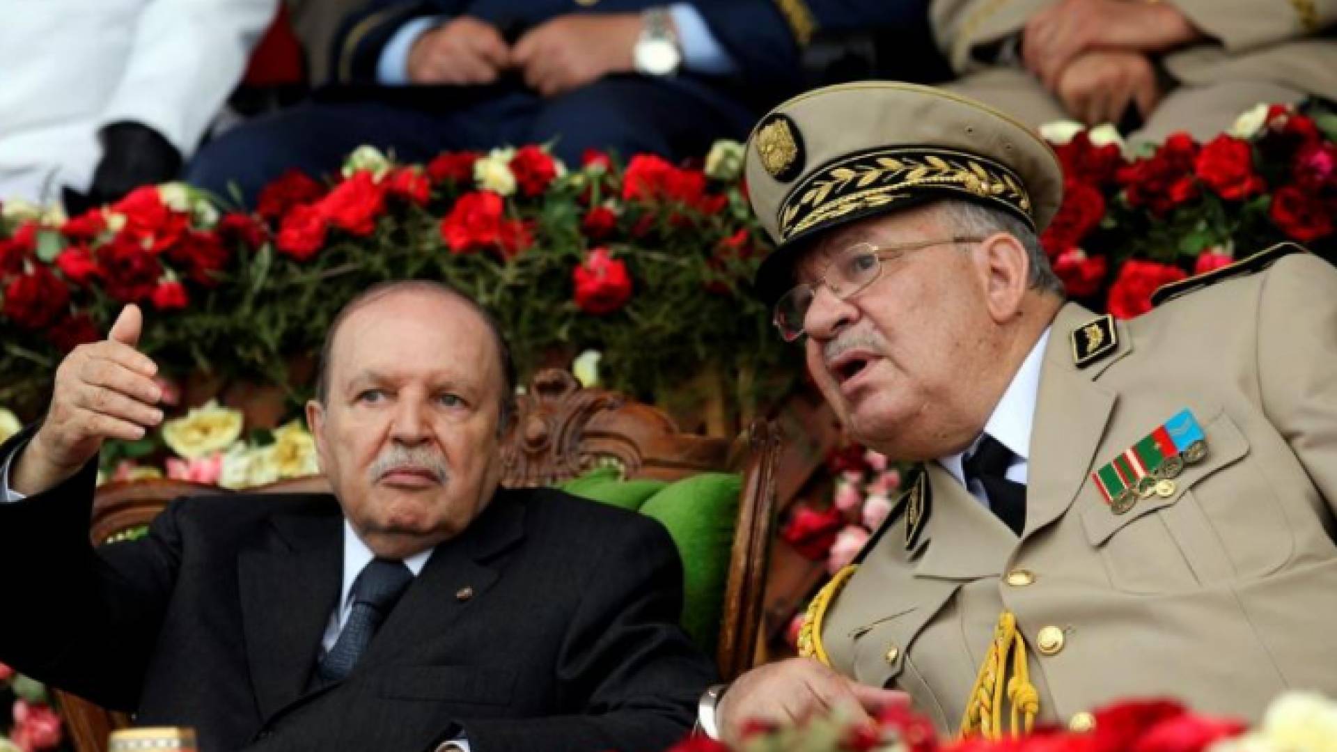 الرئيس عبد العزيز بوتفليقة وبجواره قائد الجيش أحمد قايد صالح