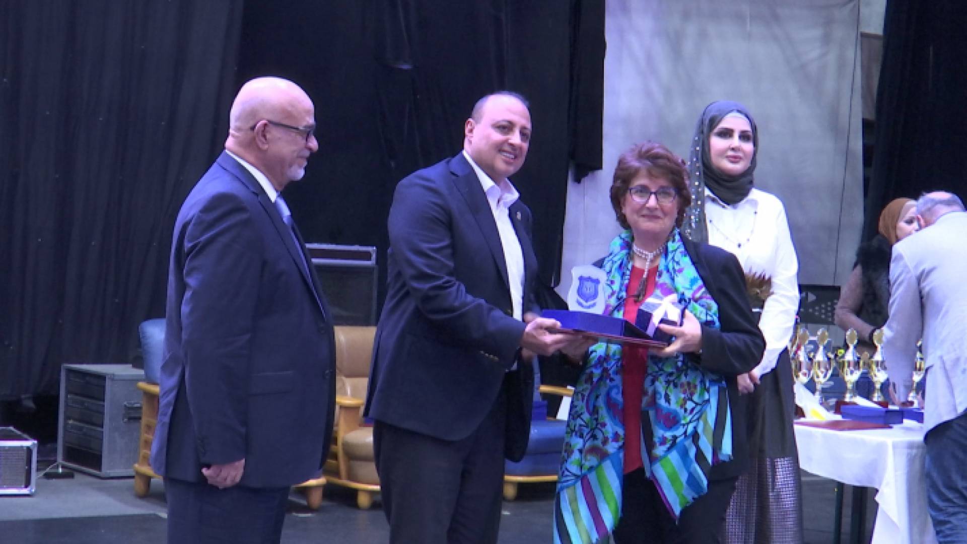 نائب المدير العام لقناة رؤيا السيدة هالة زريقات تتسلم الجائزة