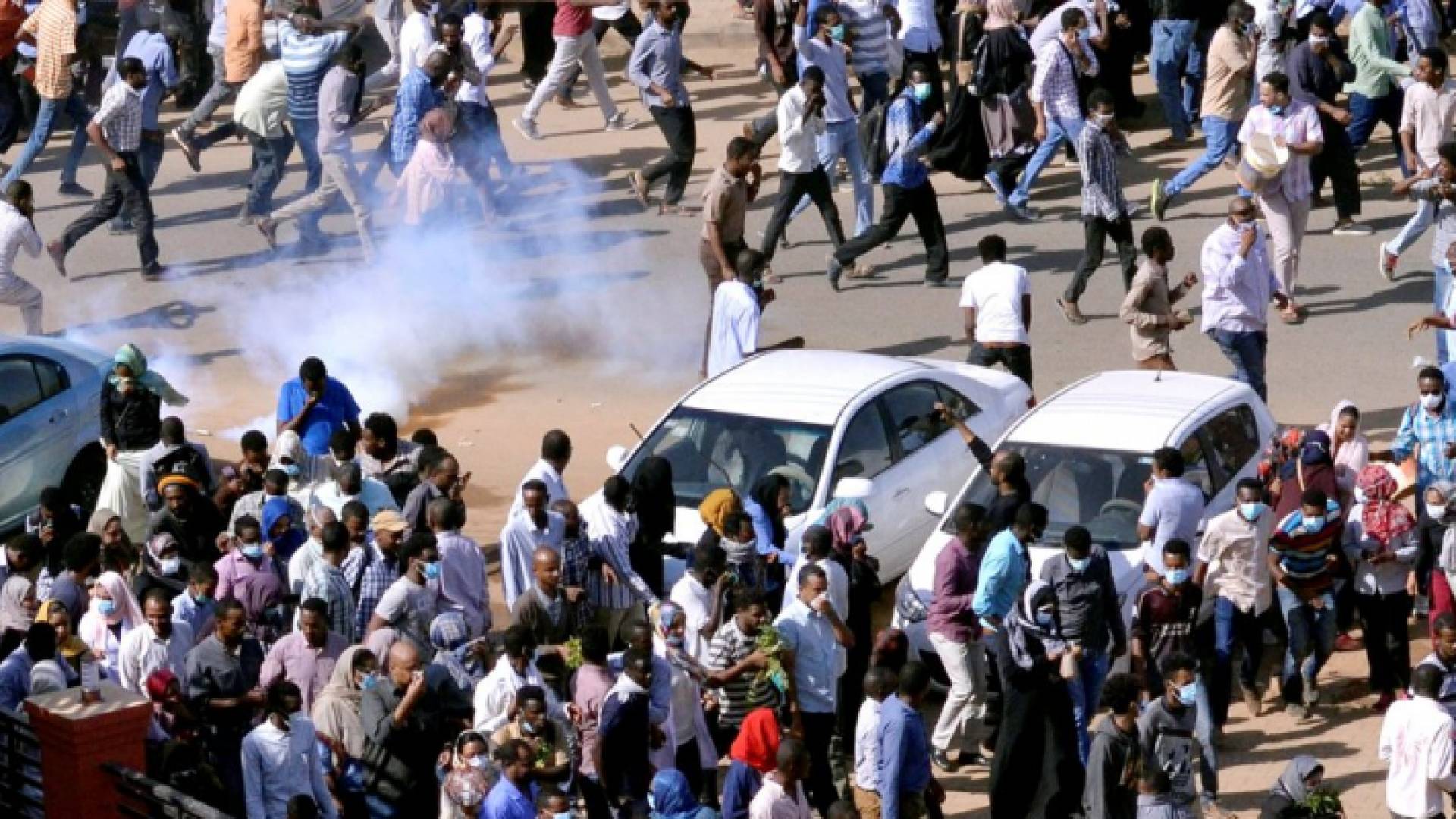 الشرطة تطلق الغاز المسيل للدموع على متظاهرين في مدن سودانية