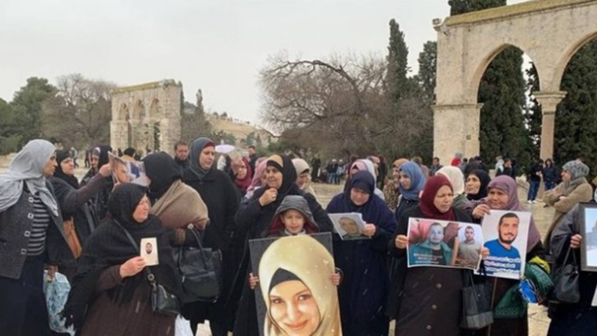 نظم أهالي الأسرى وقفة داعمة للاسرى في سجون الاحتلال في ساحة المسجد الأقصى المبارك