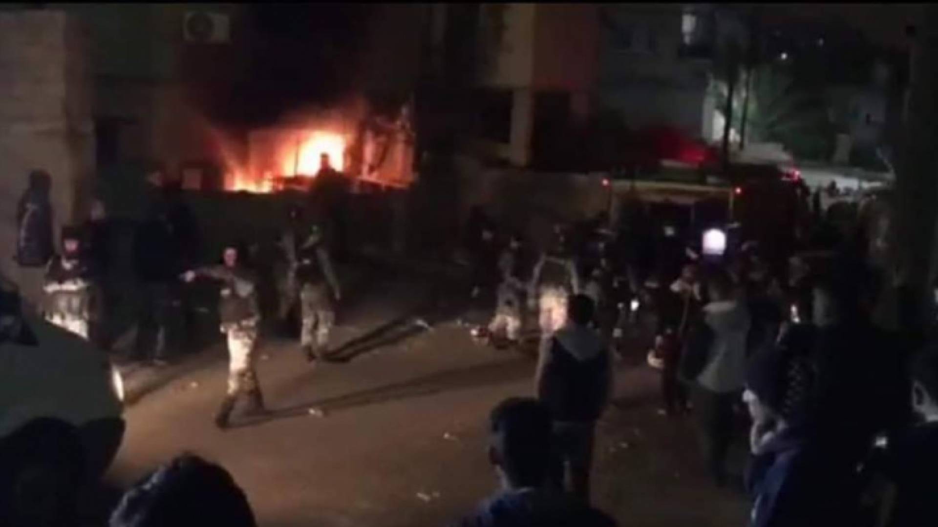 محتجون يحرقون المنزل الذي عثر فيه على الطفلة نيبال