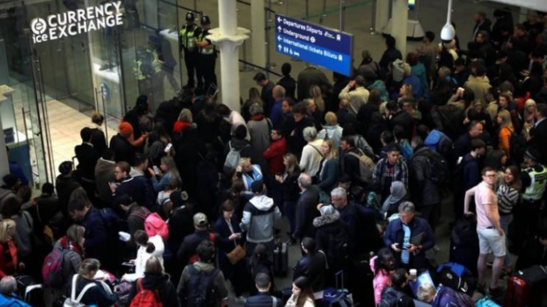 بثت وسائل إعلام محلية صور رجل على سطح المحطة ويحمل علم بريطانيا