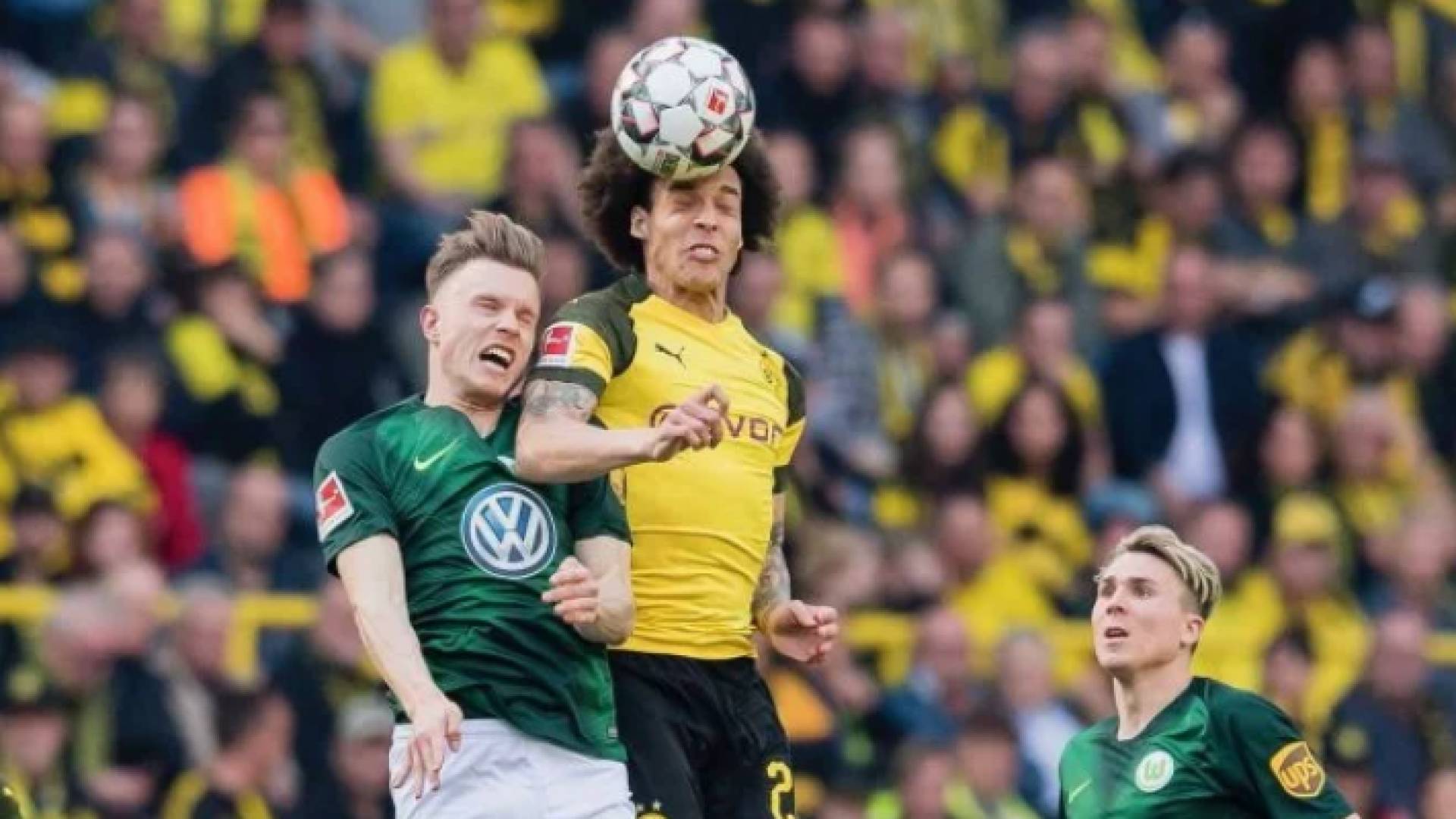 تعادل بايرن يضع دورتموند الفائز بالوقت القاتل في صدارة الدوري