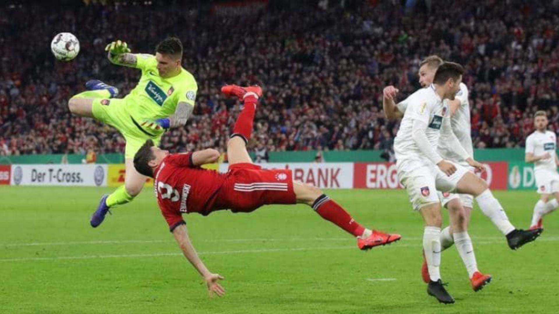 قدم البديل ليفاندوفسكي أداء لافتا في المباراة