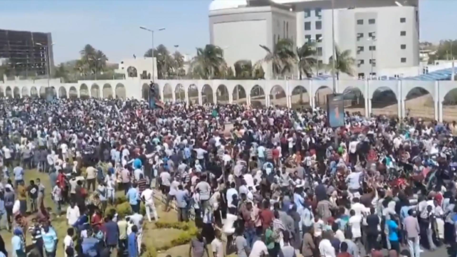 متظاهرون يقتحمون مقر البشير ويطالبون الجيش السوداني بالانحياز لهم