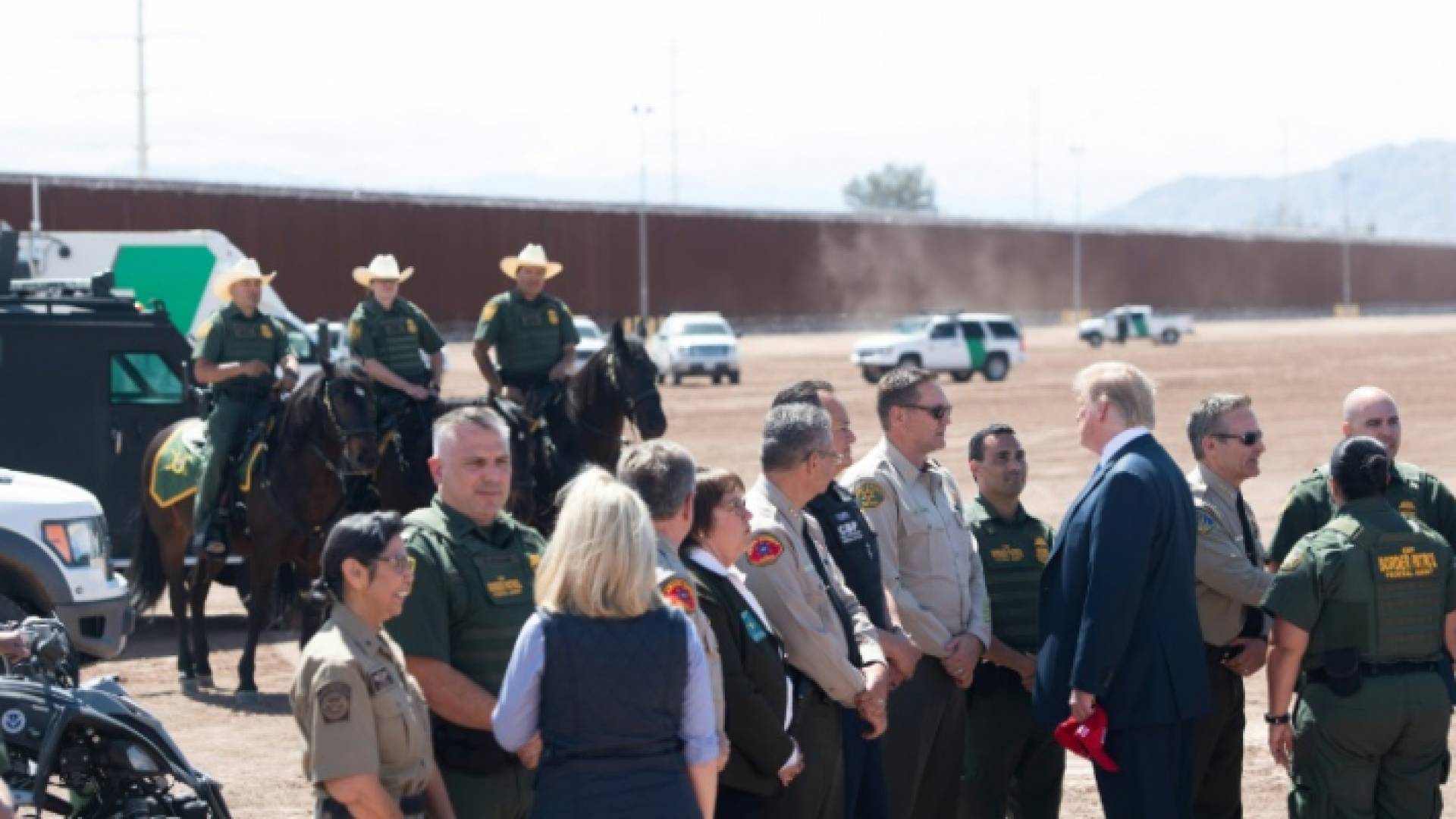 ترمب من الحدود مع المكسيك